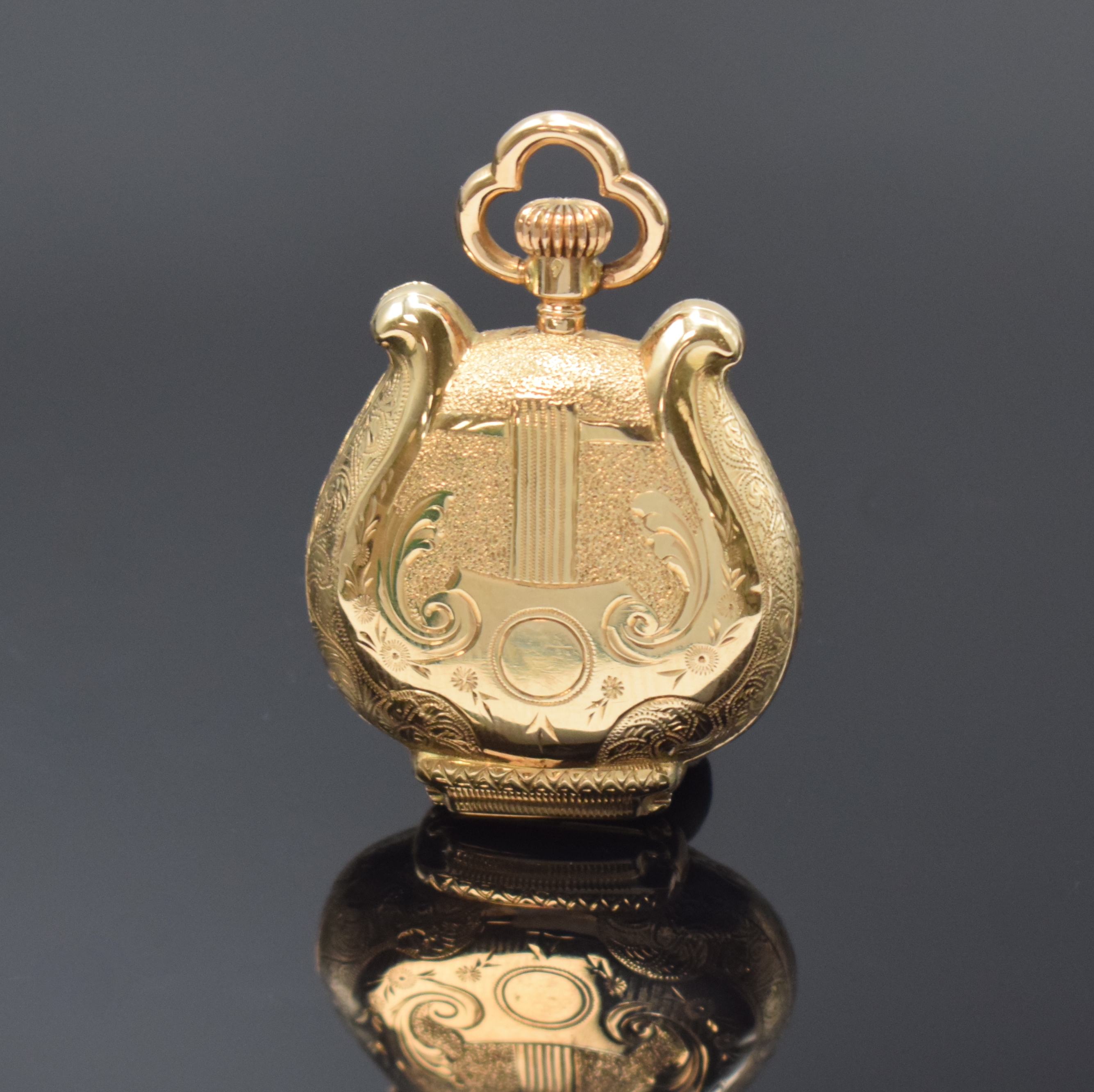 Detail b: Savonette Damentaschenuhr in Lyra-Form RG 585/000, Schweiz um 1880, fein grav. 3- Deckel Goldgeh., Emailzifferbl., röm. Std.- Zahlen, arab. ...