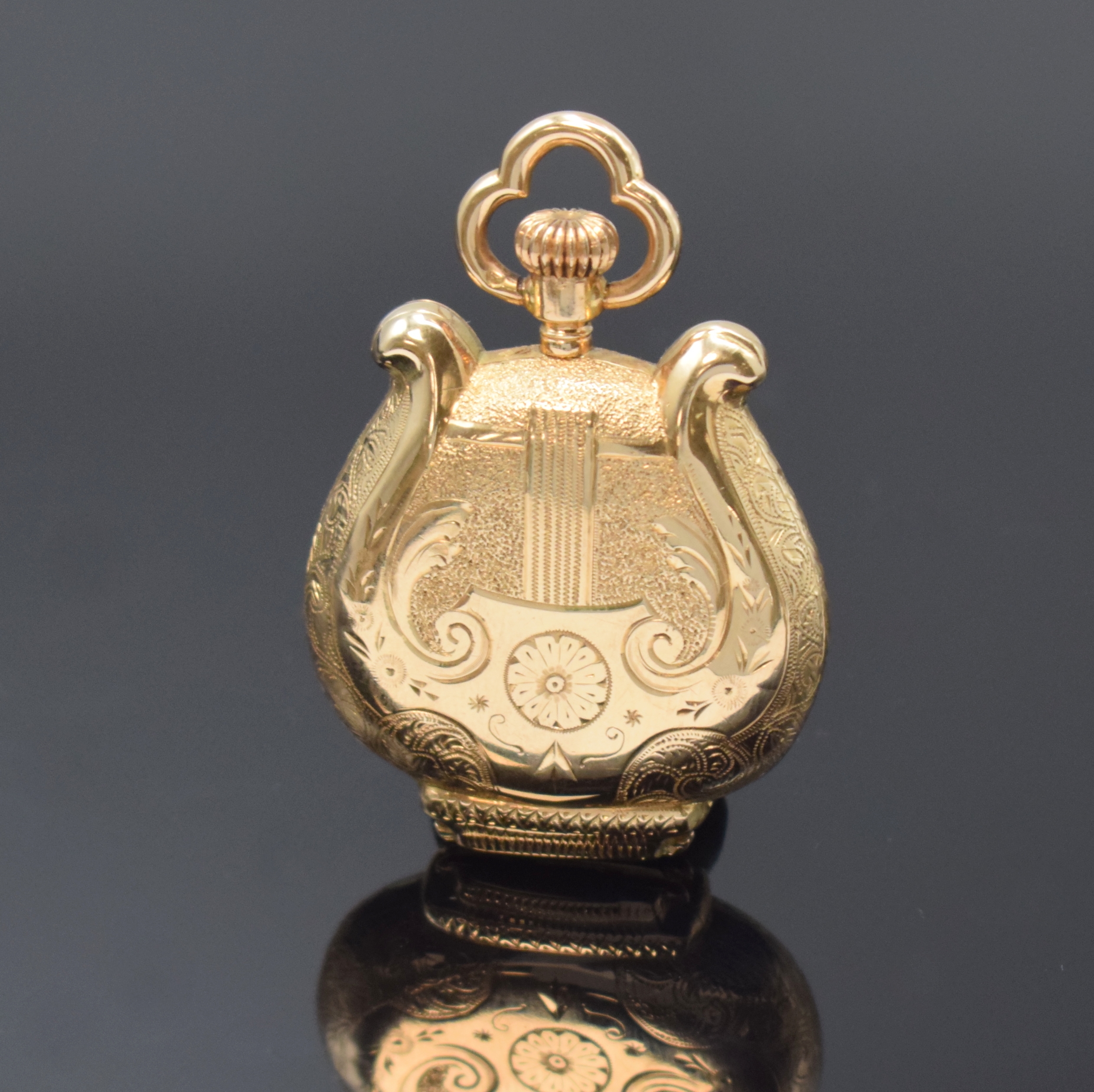 Detail c: Savonette Damentaschenuhr in Lyra-Form RG 585/000, Schweiz um 1880, fein grav. 3- Deckel Goldgeh., Emailzifferbl., röm. Std.- Zahlen, arab. ...