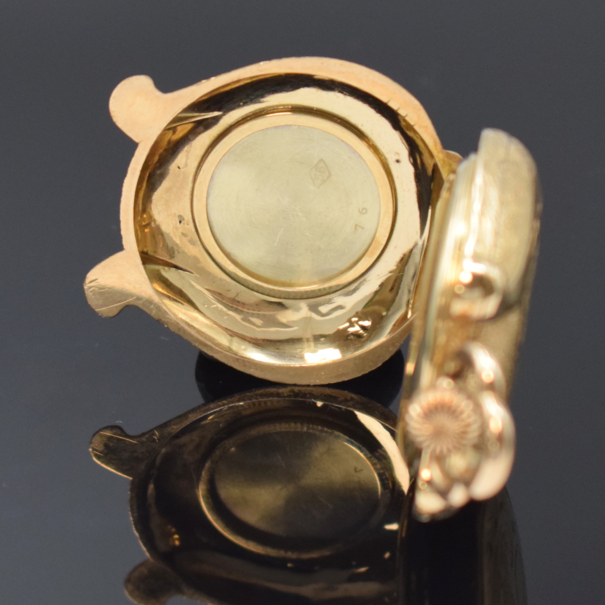 Detail d: Savonette Damentaschenuhr in Lyra-Form RG 585/000, Schweiz um 1880, fein grav. 3- Deckel Goldgeh., Emailzifferbl., röm. Std.- Zahlen, arab. ...