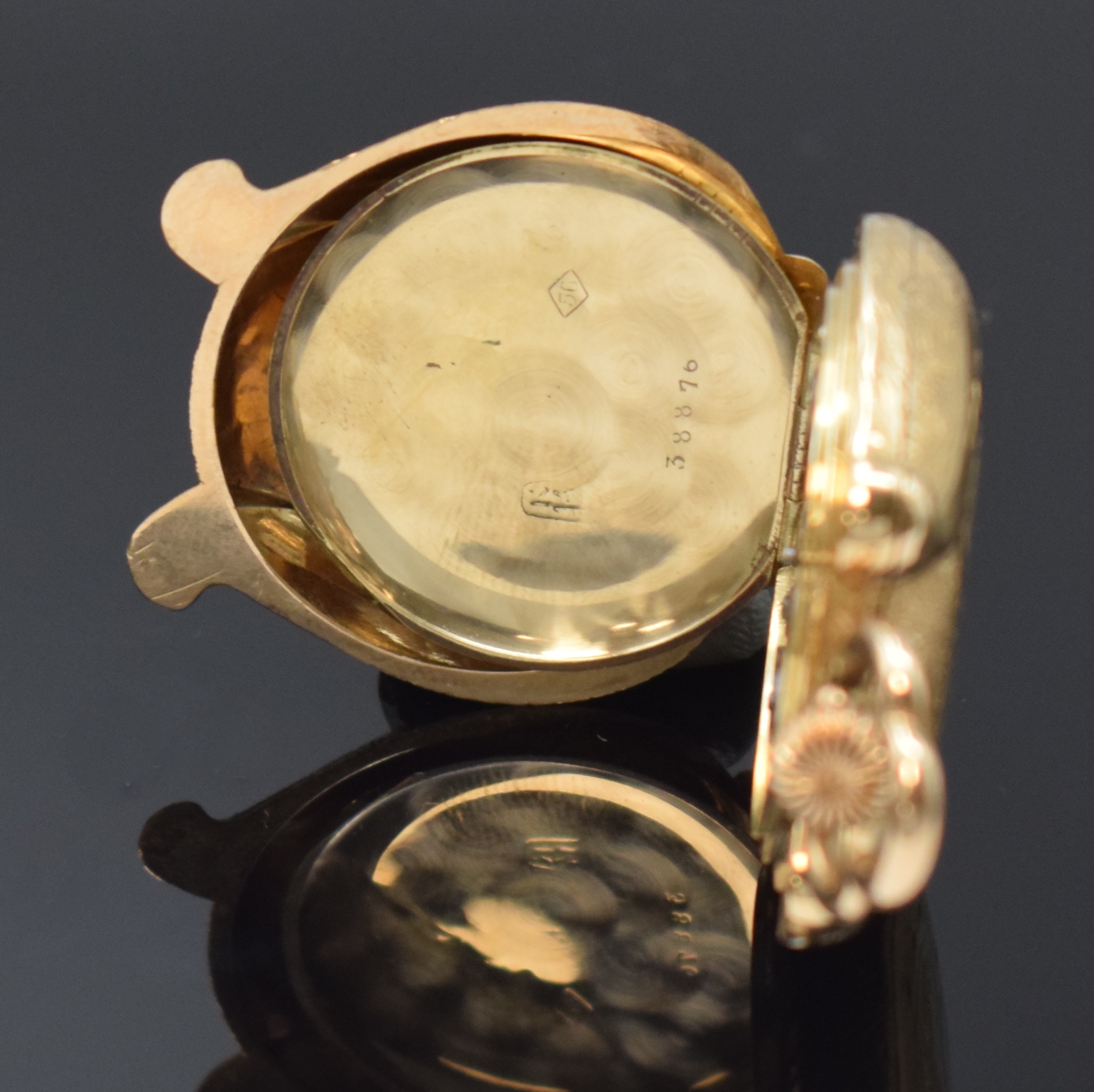 Detail f: Savonette Damentaschenuhr in Lyra-Form RG 585/000, Schweiz um 1880, fein grav. 3- Deckel Goldgeh., Emailzifferbl., röm. Std.- Zahlen, arab. ...