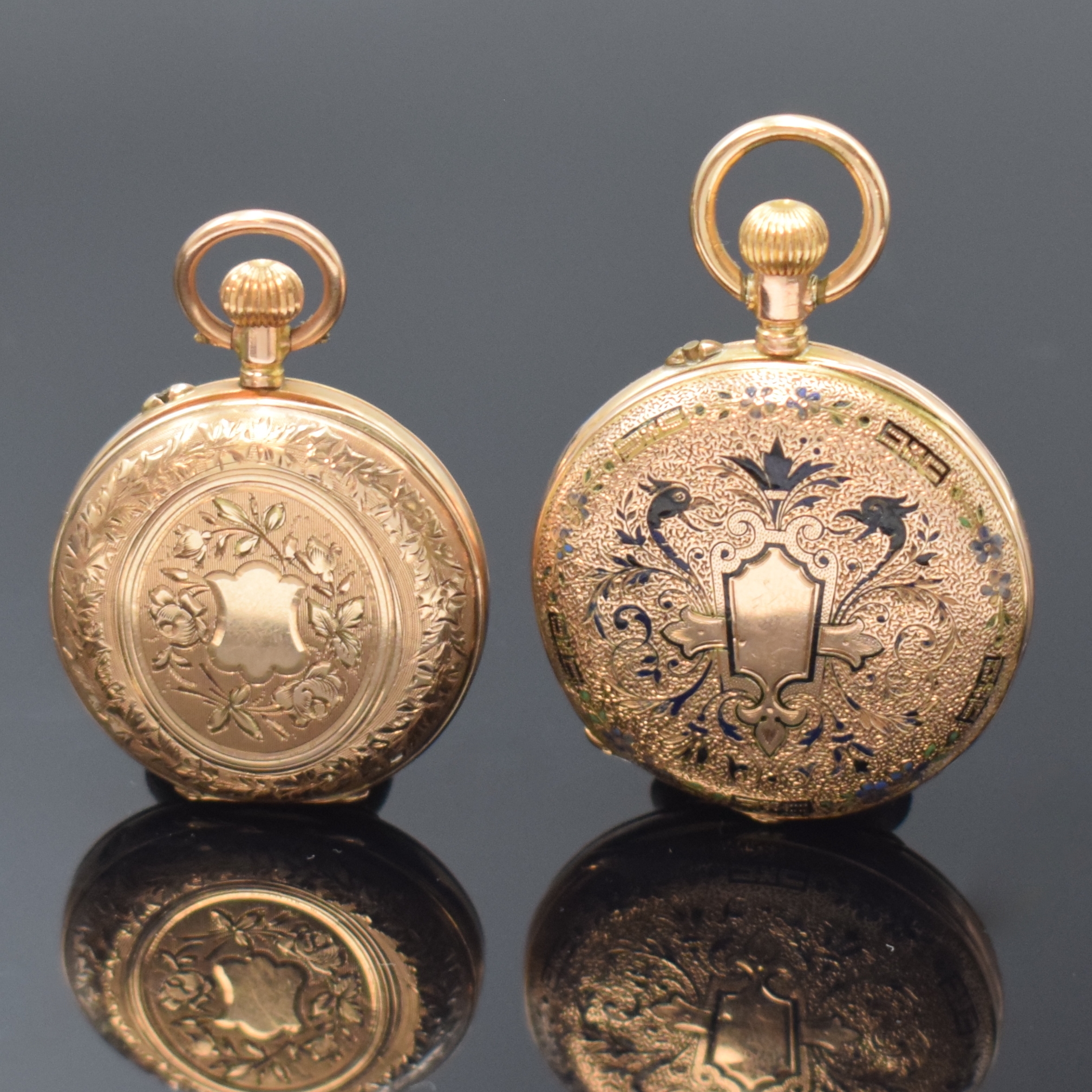 Detail c: Konvolut: 2 offene Damentaschenuhren in RG 585/000, Schweiz um 1890, fein grav. Geh., Emailzifferbl., röm. Zahlen, 1 x m. Email- Einlagen besch., ...