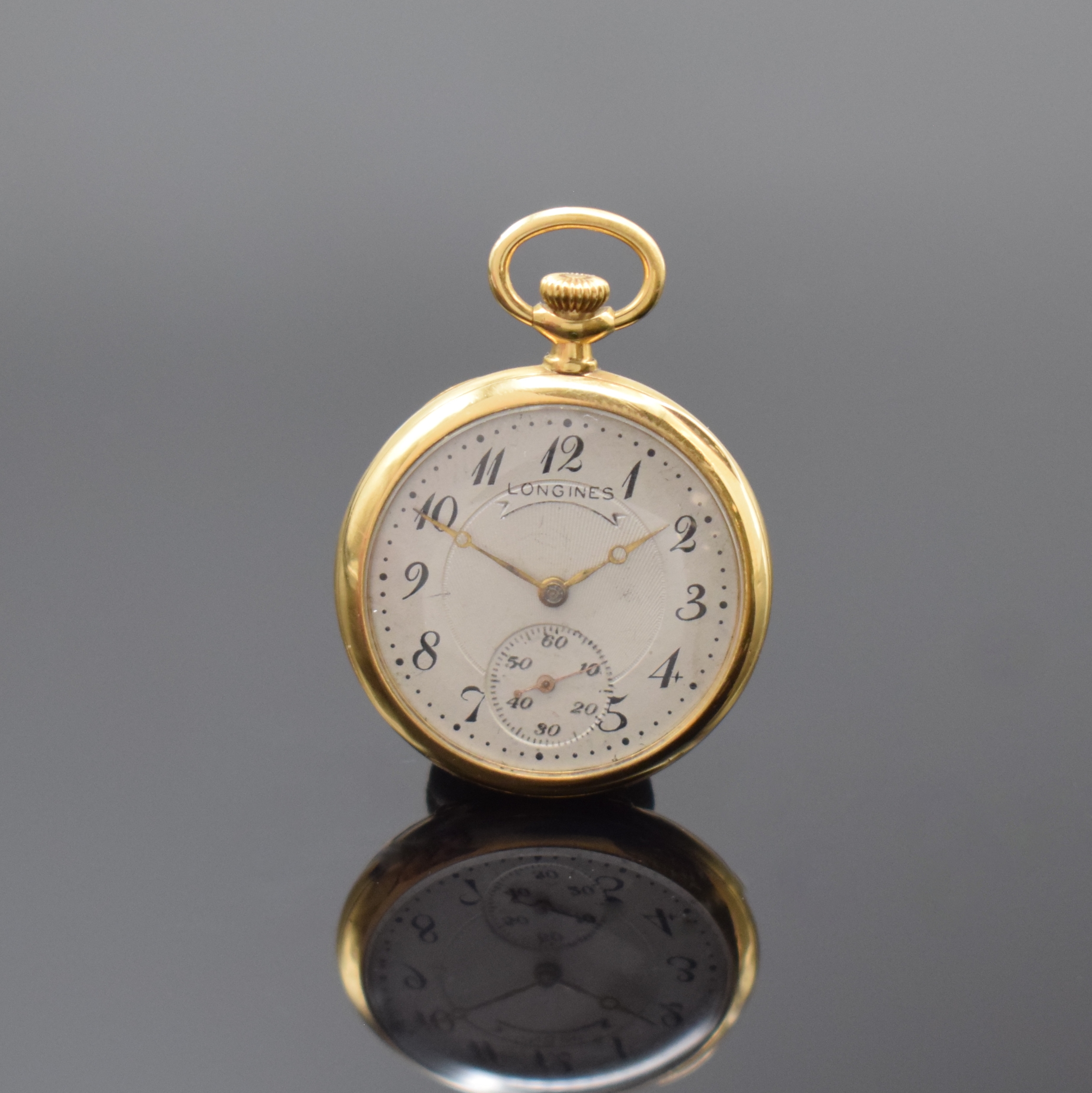 LONGINES offene Damentaschenuhr in GG 750/000, Schweiz um 1910, glattes Geh. m. drehb. Bügel, rücks. Monogramm-Grav. u. Widmungsgrav. auf d. ...