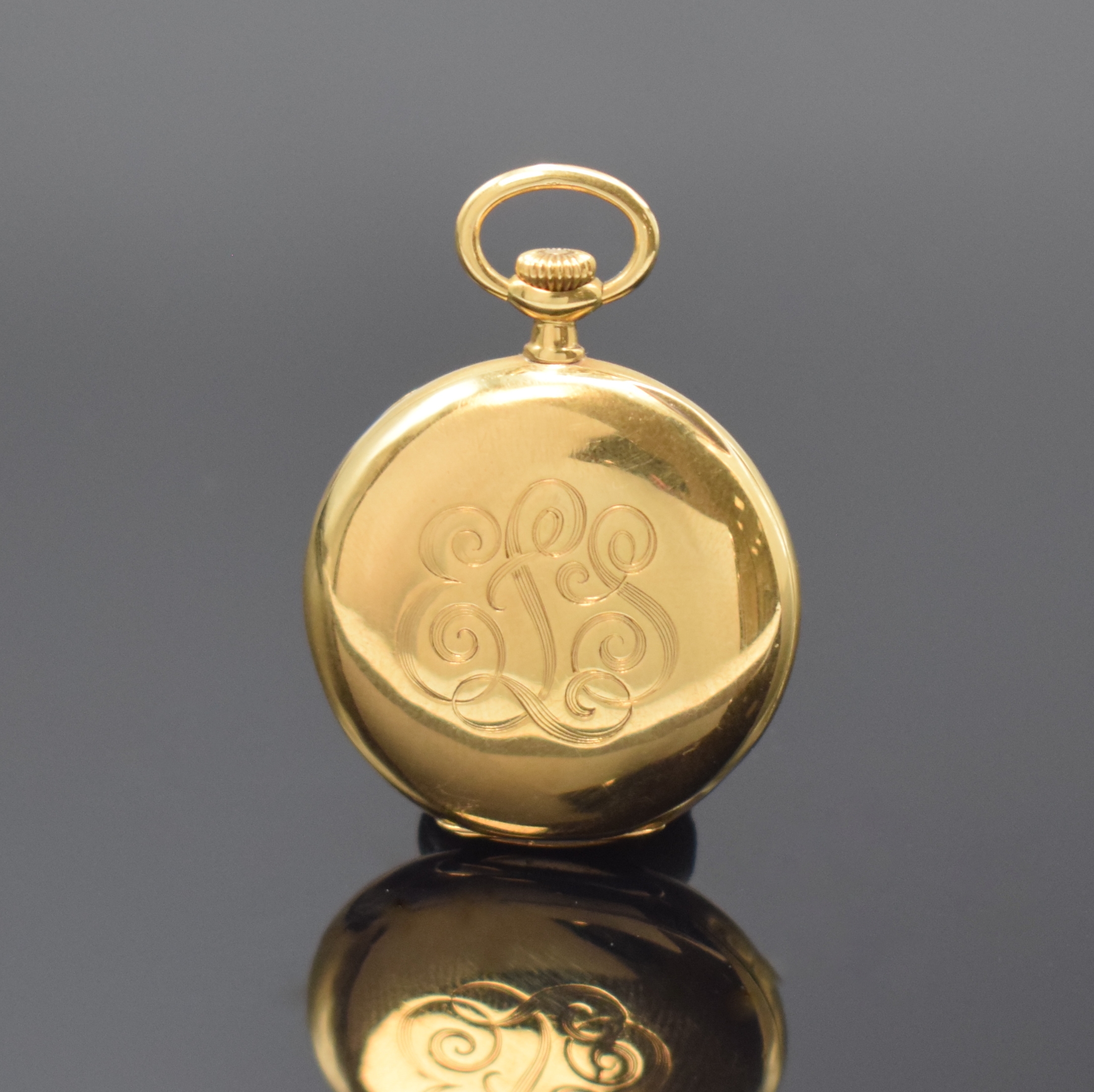 Detail a: LONGINES offene Damentaschenuhr in GG 750/000, Schweiz um 1910, glattes Geh. m. drehb. Bügel, rücks. Monogramm-Grav. u. Widmungsgrav. auf d. ...