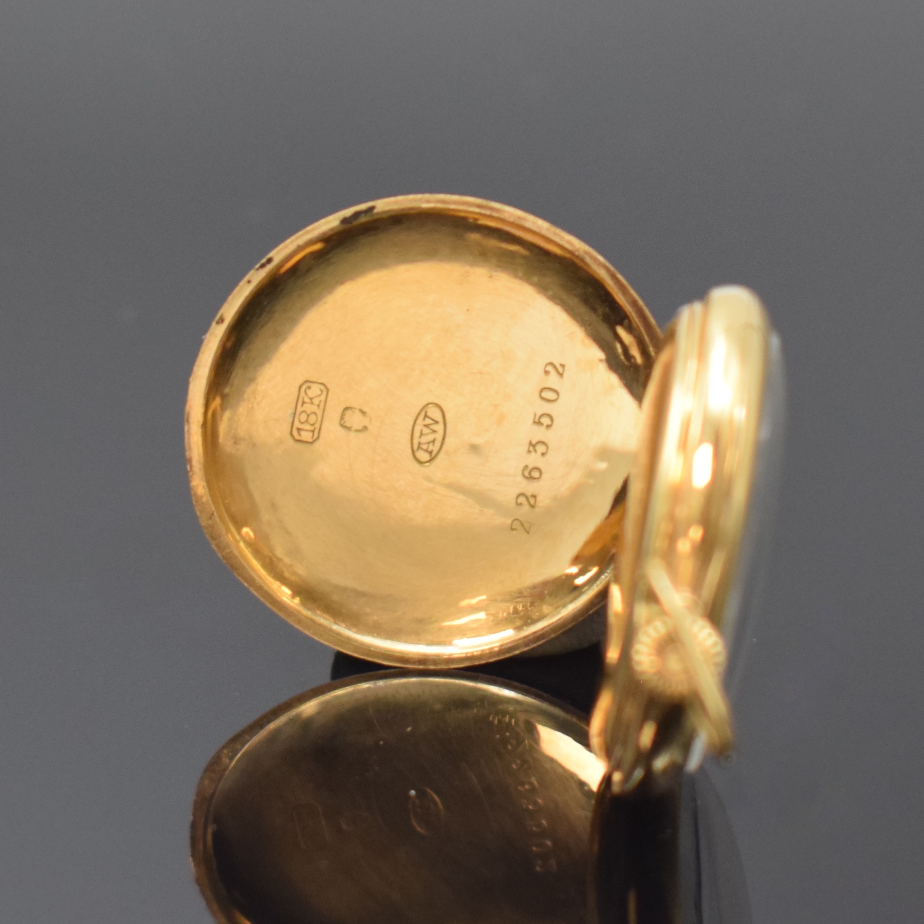 Detail b: LONGINES offene Damentaschenuhr in GG 750/000, Schweiz um 1910, glattes Geh. m. drehb. Bügel, rücks. Monogramm-Grav. u. Widmungsgrav. auf d. ...