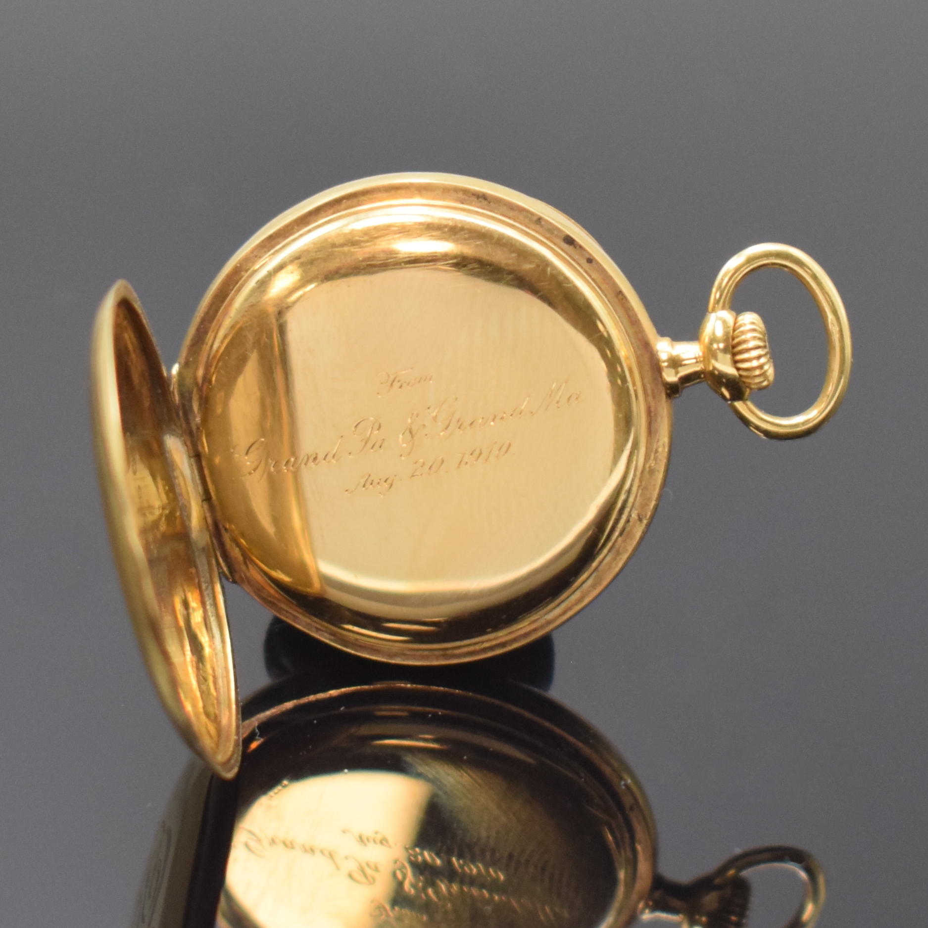 Detail c: LONGINES offene Damentaschenuhr in GG 750/000, Schweiz um 1910, glattes Geh. m. drehb. Bügel, rücks. Monogramm-Grav. u. Widmungsgrav. auf d. ...