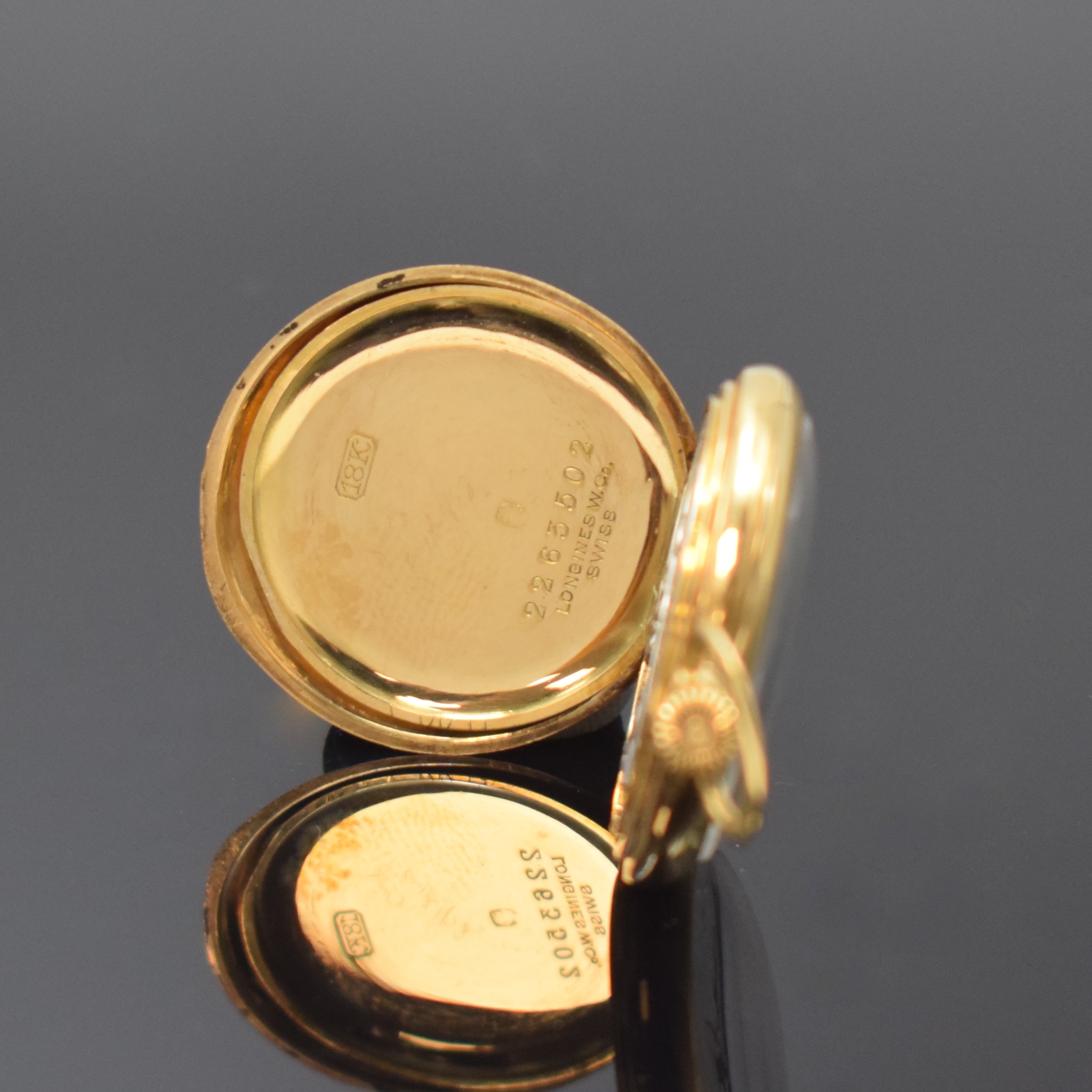 Detail d: LONGINES offene Damentaschenuhr in GG 750/000, Schweiz um 1910, glattes Geh. m. drehb. Bügel, rücks. Monogramm-Grav. u. Widmungsgrav. auf d. ...