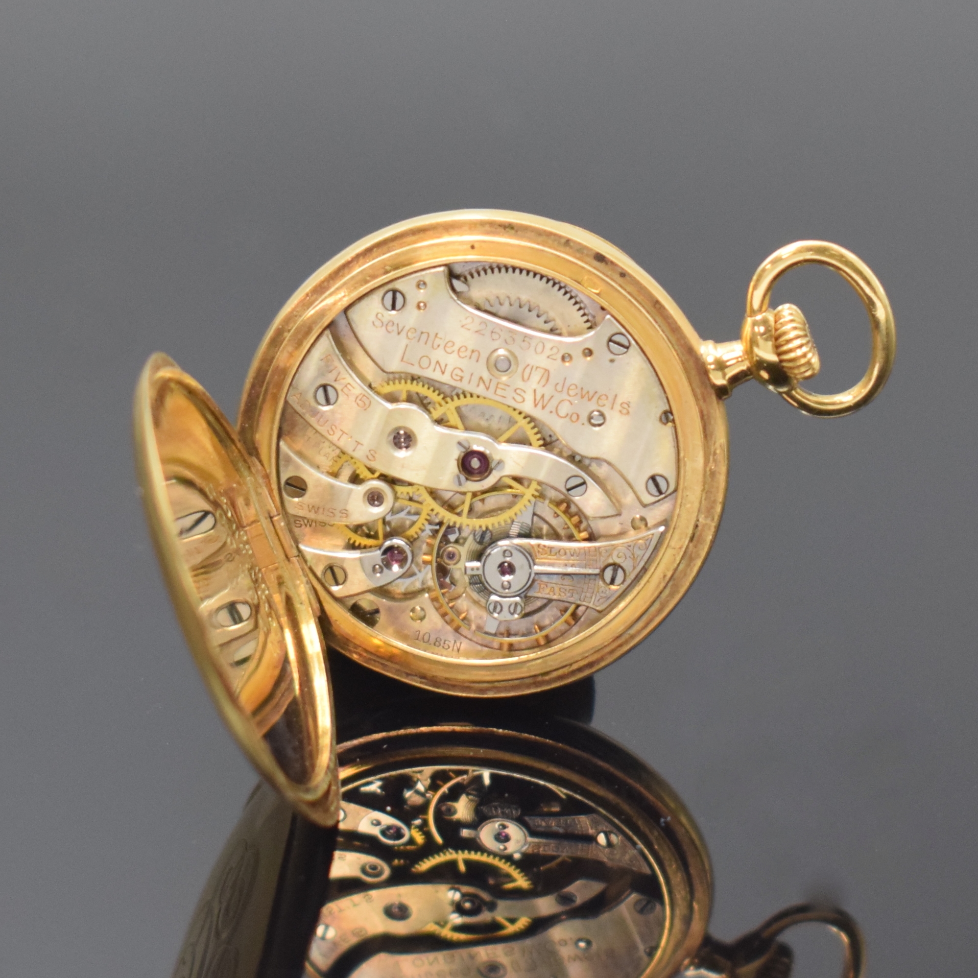 Detail e: LONGINES offene Damentaschenuhr in GG 750/000, Schweiz um 1910, glattes Geh. m. drehb. Bügel, rücks. Monogramm-Grav. u. Widmungsgrav. auf d. ...