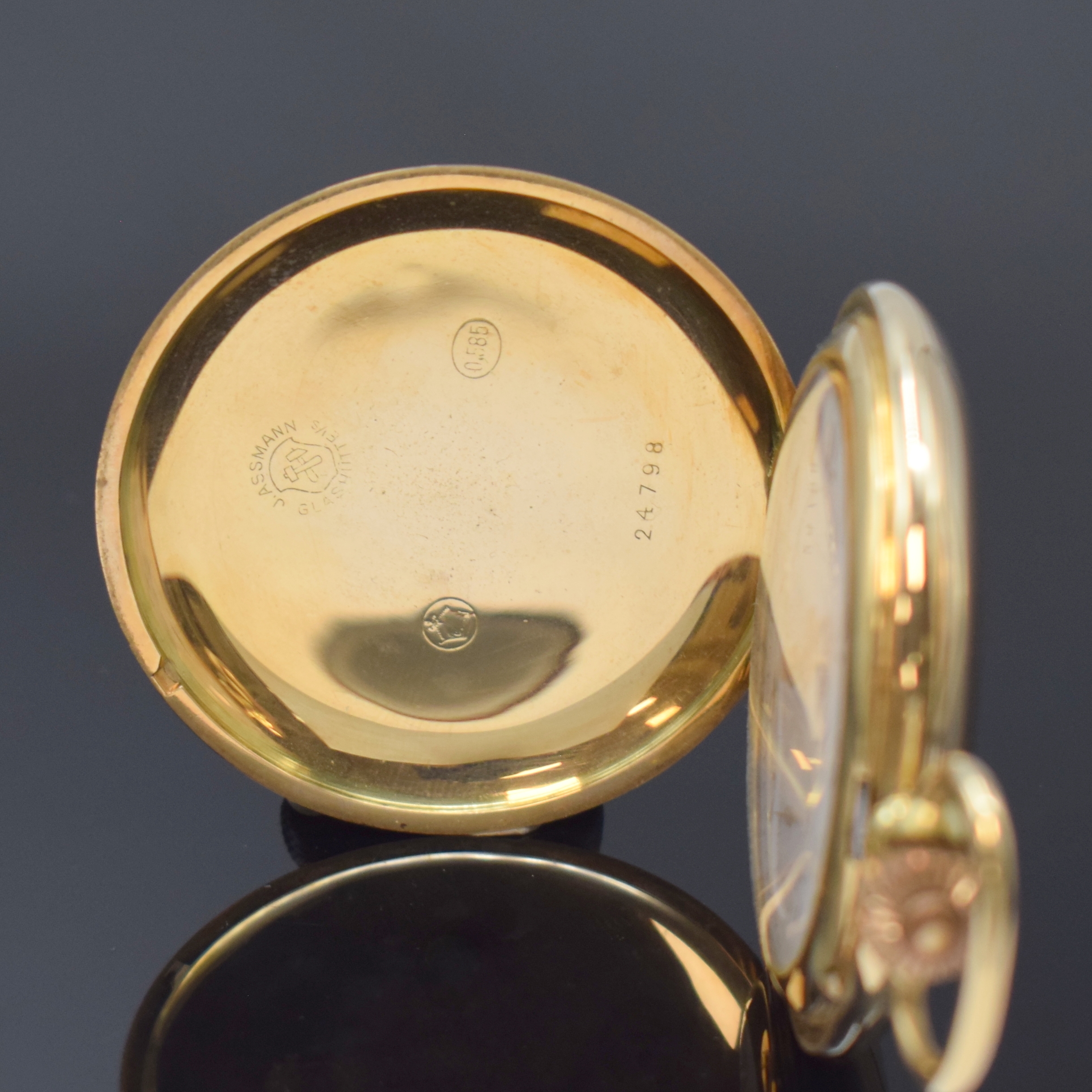 Detail a: J. ASSMANN Herrensavonette in GG 585/000, Deutschland um 1920, glattes 3-Deckel Gold Lucia-Geh., 3-tlg. Emailzifferbl., Breguetzahlen, kl. Sek. b. 6, ...