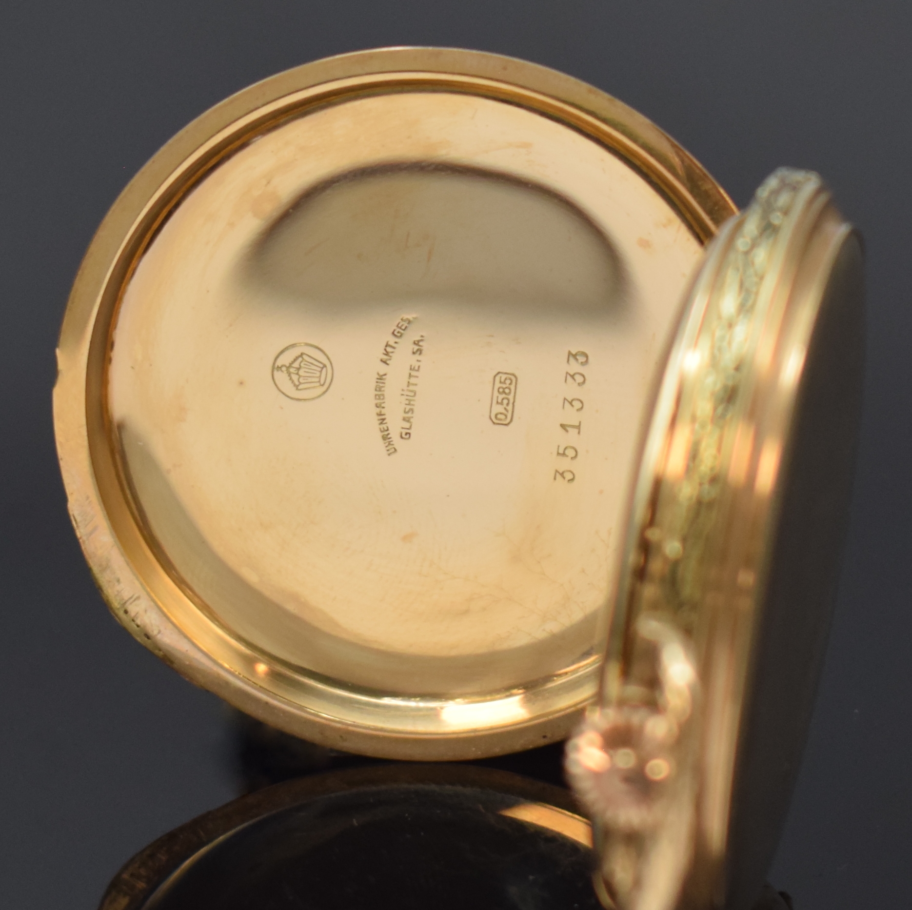 Detail d: DEUTSCHE PRÄZISIONSUHR ORIGINAL GLASHÜTTE Herrensavonette in GG 585/000, Deutschland um 1925, 3-Deckel Goldgeh. m. tief grav. Rand, Bügel u. ...