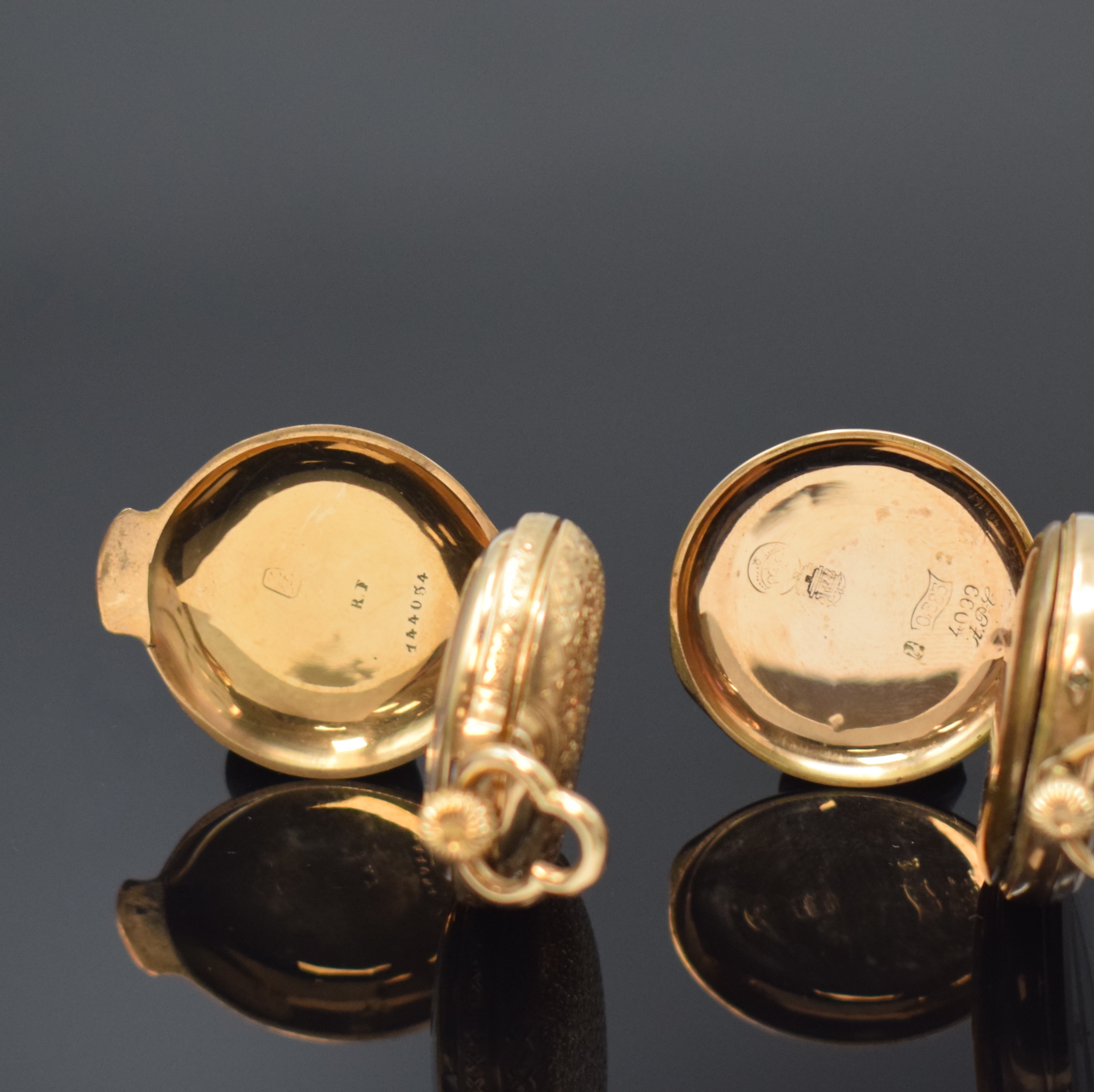 Detail a: Konvolut: 2 Damentaschenuhren in RG 585/000, Schweiz um 1890, 1) Pateck Genève, 3-Deckel- Gold Savonette in Vasenform, fein grav. Geh., vern. ...