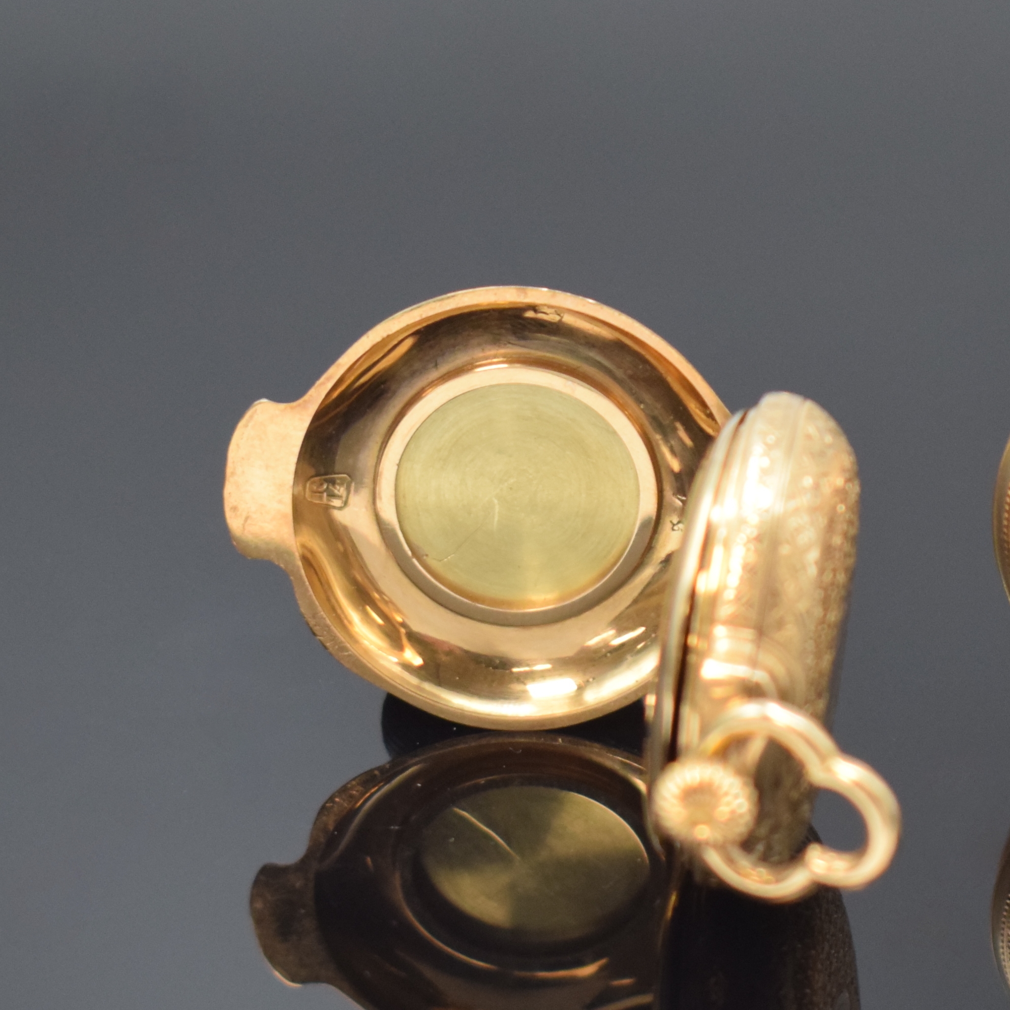 Detail c: Konvolut: 2 Damentaschenuhren in RG 585/000, Schweiz um 1890, 1) Pateck Genève, 3-Deckel- Gold Savonette in Vasenform, fein grav. Geh., vern. ...