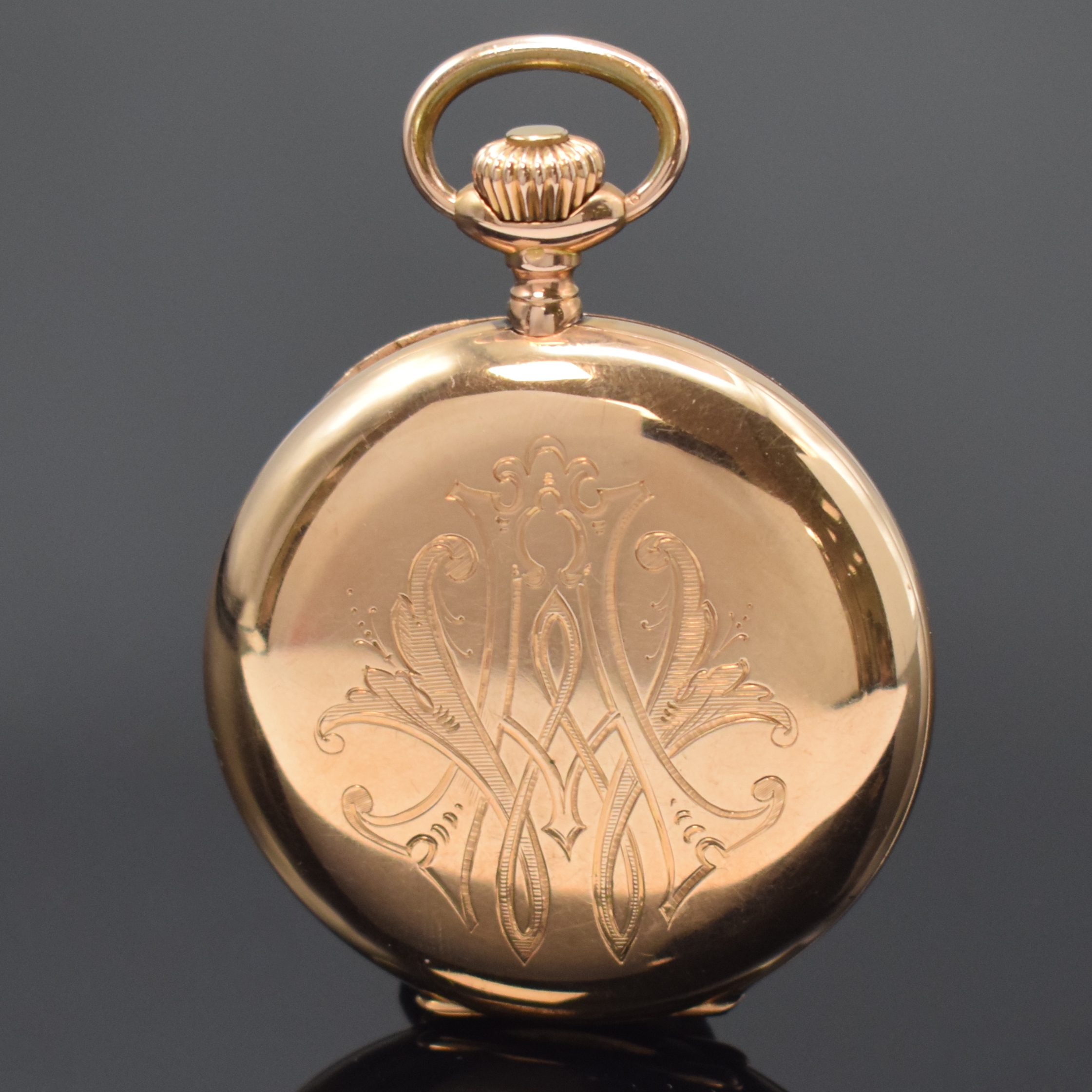 Detail b: J. ASSMANN Herrensavonette in GG 585/000, Deutschland/Schweiz um 1906, glattes 2-Deckel Goldgeh., grav. Monogramm auf Sprungdeckel, Widmungsgrav. auf ...