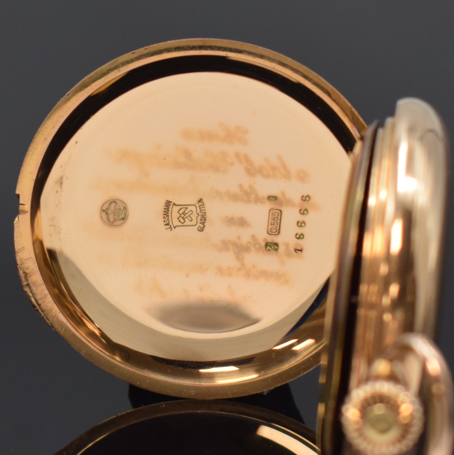 Detail c: J. ASSMANN Herrensavonette in GG 585/000, Deutschland/Schweiz um 1906, glattes 2-Deckel Goldgeh., grav. Monogramm auf Sprungdeckel, Widmungsgrav. auf ...