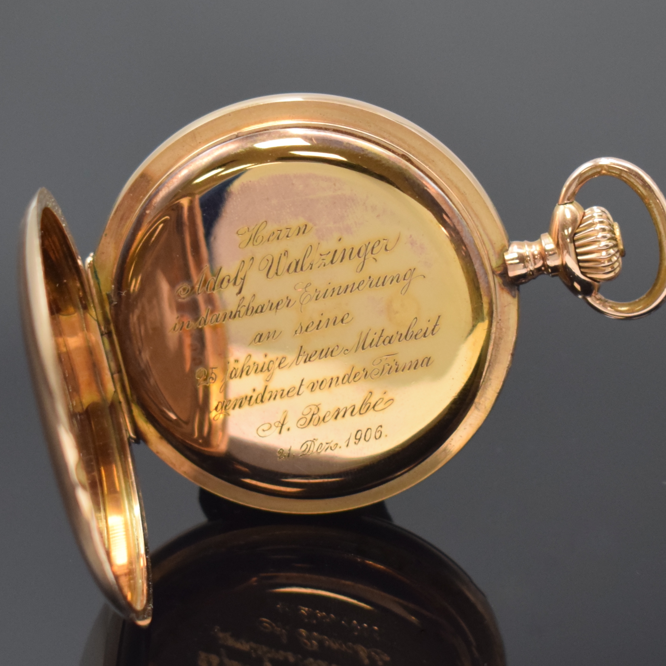 Detail d: J. ASSMANN Herrensavonette in GG 585/000, Deutschland/Schweiz um 1906, glattes 2-Deckel Goldgeh., grav. Monogramm auf Sprungdeckel, Widmungsgrav. auf ...
