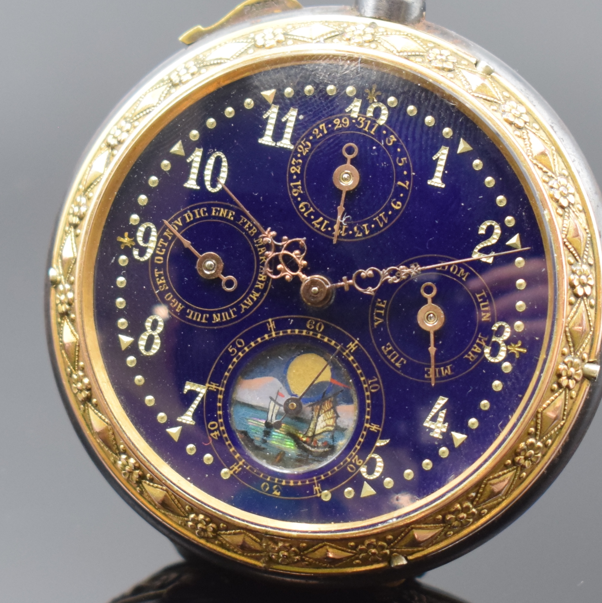 Detail a: Offene Herrentaschenuhr mit Vollkalender und Mondphase in Stahl, Schweiz um 1890, brüniertes Geh., verg. Ränder aufwendig verziert, rücks. schwarz ...