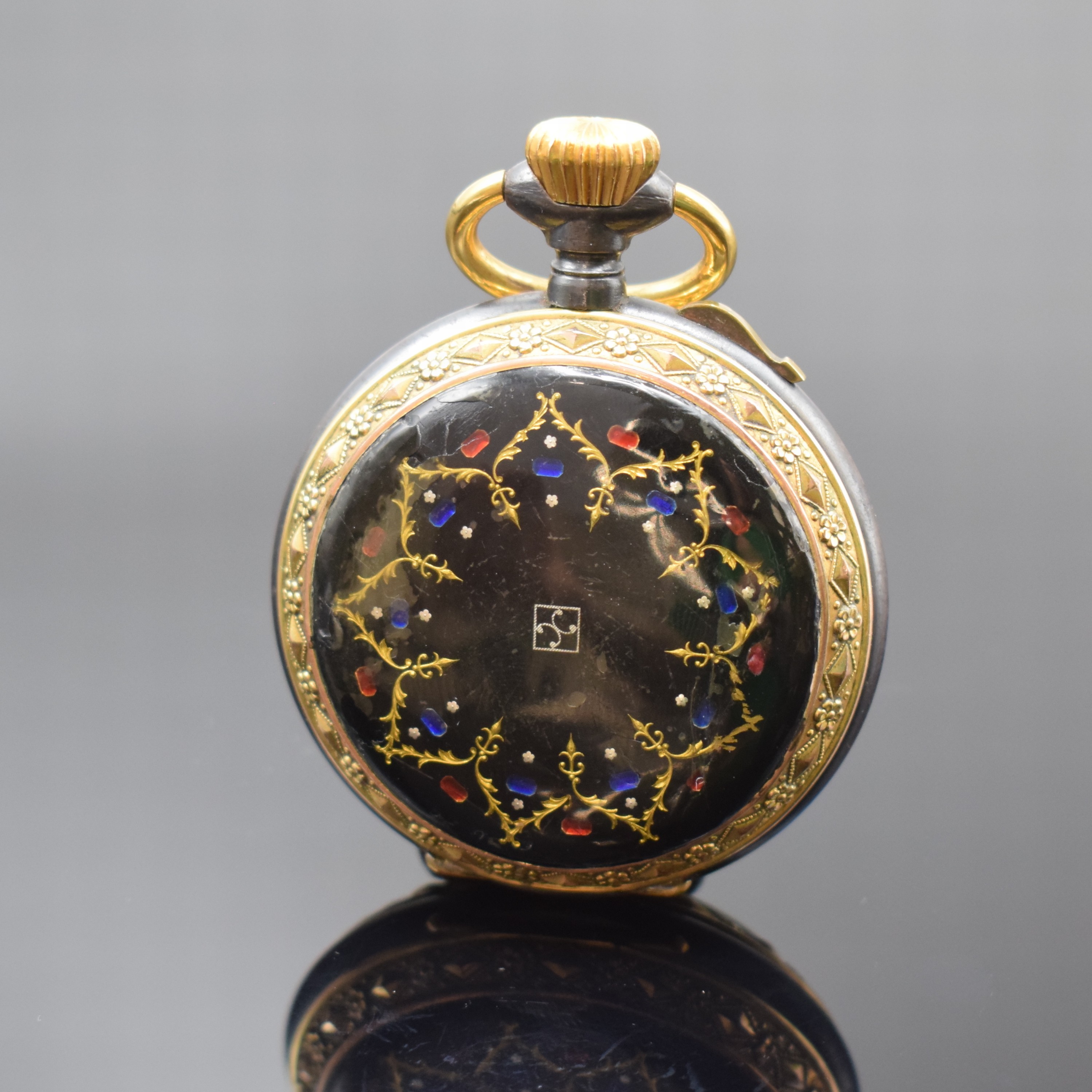 Detail b: Offene Herrentaschenuhr mit Vollkalender und Mondphase in Stahl, Schweiz um 1890, brüniertes Geh., verg. Ränder aufwendig verziert, rücks. schwarz ...