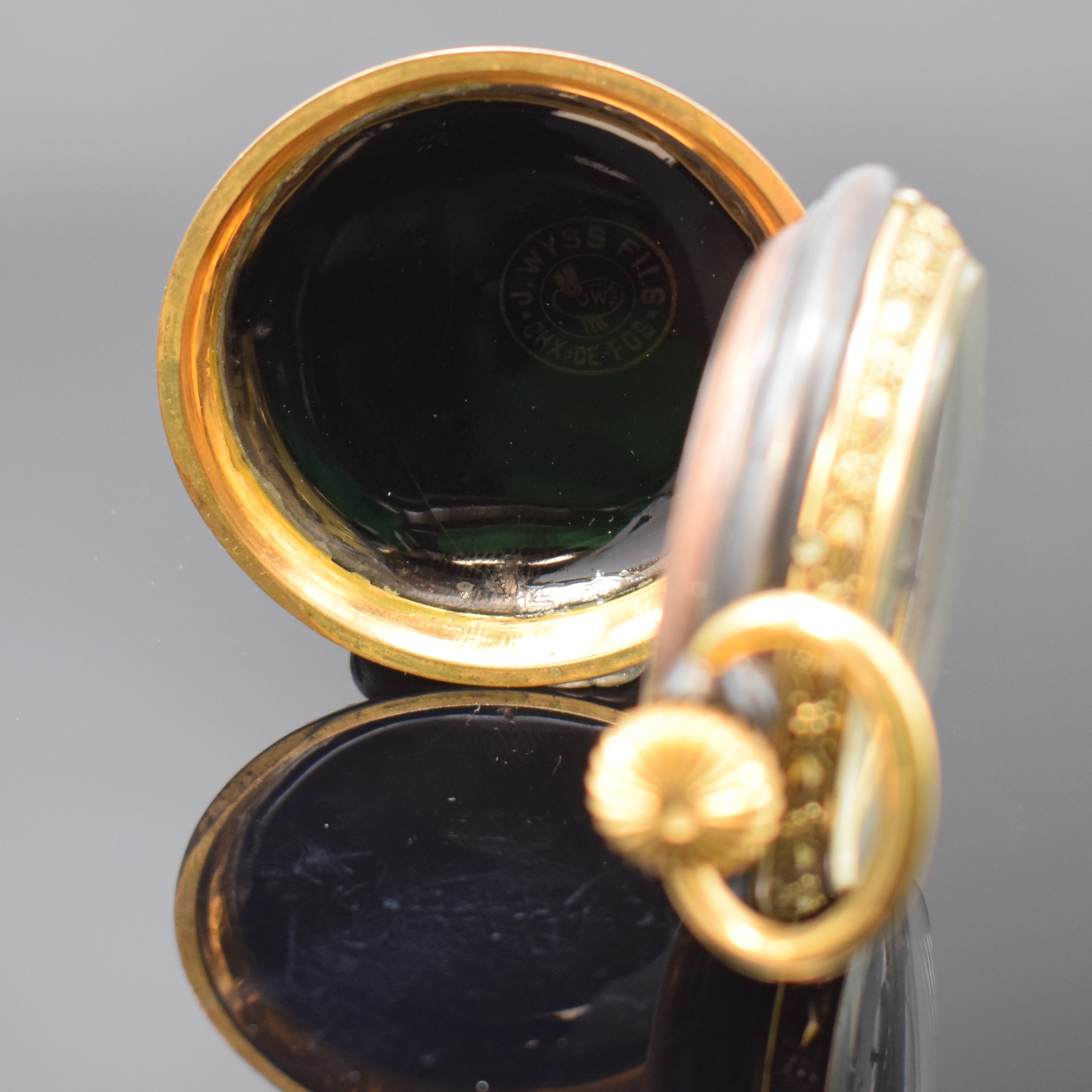 Detail c: Offene Herrentaschenuhr mit Vollkalender und Mondphase in Stahl, Schweiz um 1890, brüniertes Geh., verg. Ränder aufwendig verziert, rücks. schwarz ...