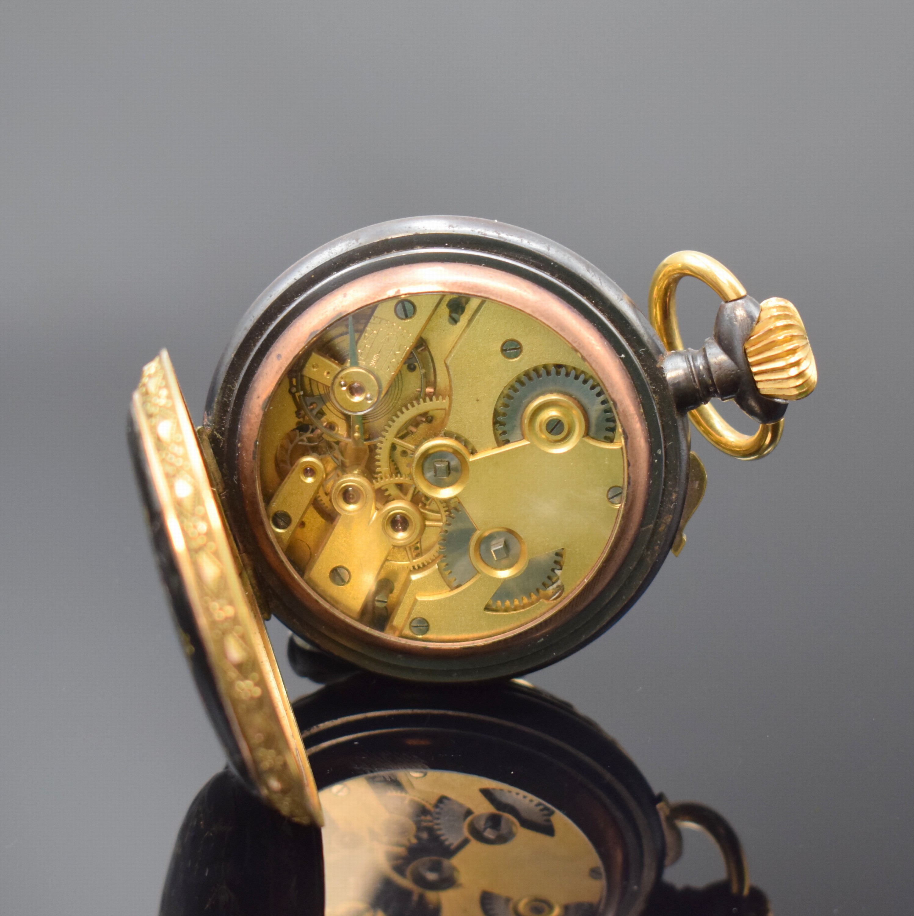 Detail d: Offene Herrentaschenuhr mit Vollkalender und Mondphase in Stahl, Schweiz um 1890, brüniertes Geh., verg. Ränder aufwendig verziert, rücks. schwarz ...