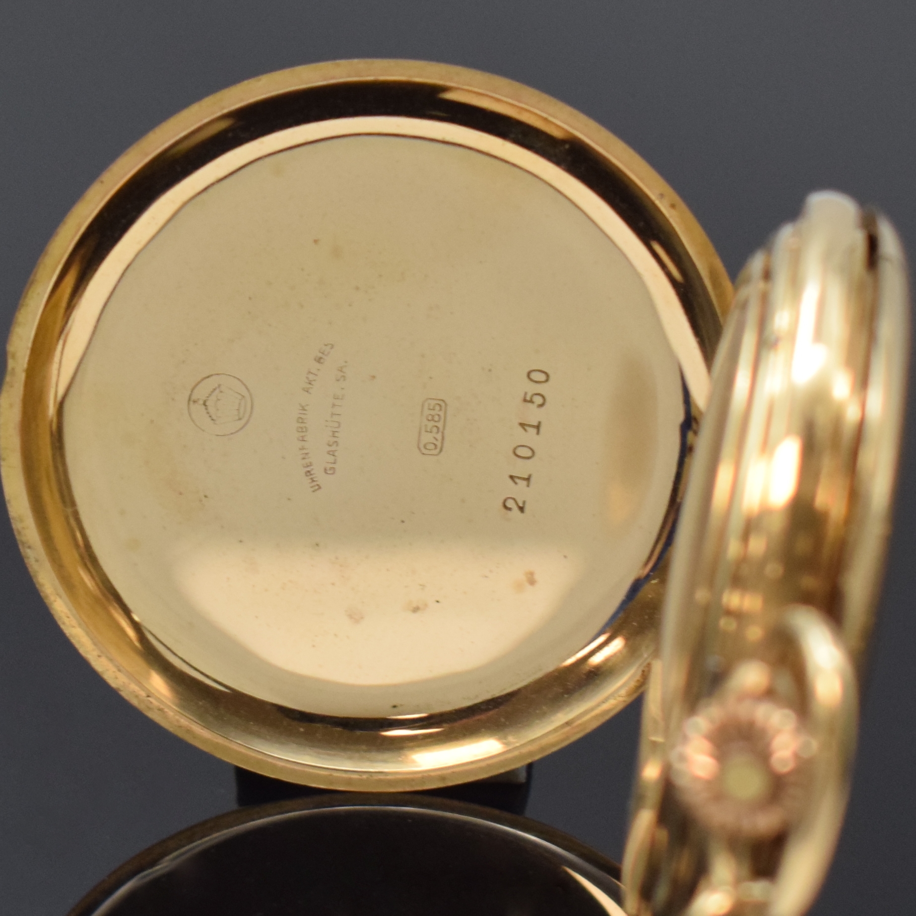 Detail a: TUTIMA Glashütte Herrensavonette mit Kette in GG 585/000, Deutschland um 1930, geometrisch guill. 3-Deckel Goldgeh., Sprungdeckel m. grav. ...