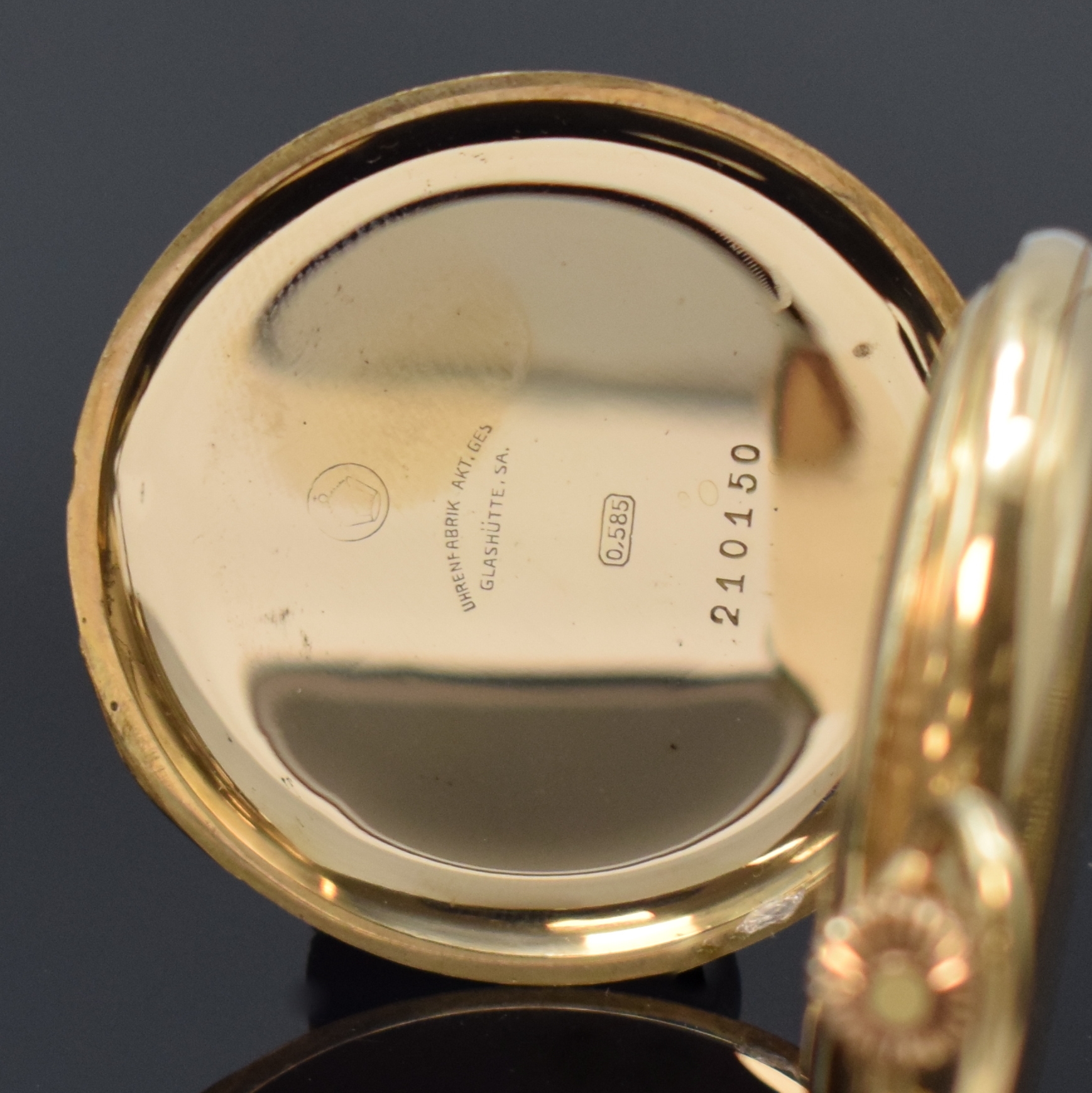 Detail d: TUTIMA Glashütte Herrensavonette mit Kette in GG 585/000, Deutschland um 1930, geometrisch guill. 3-Deckel Goldgeh., Sprungdeckel m. grav. ...
