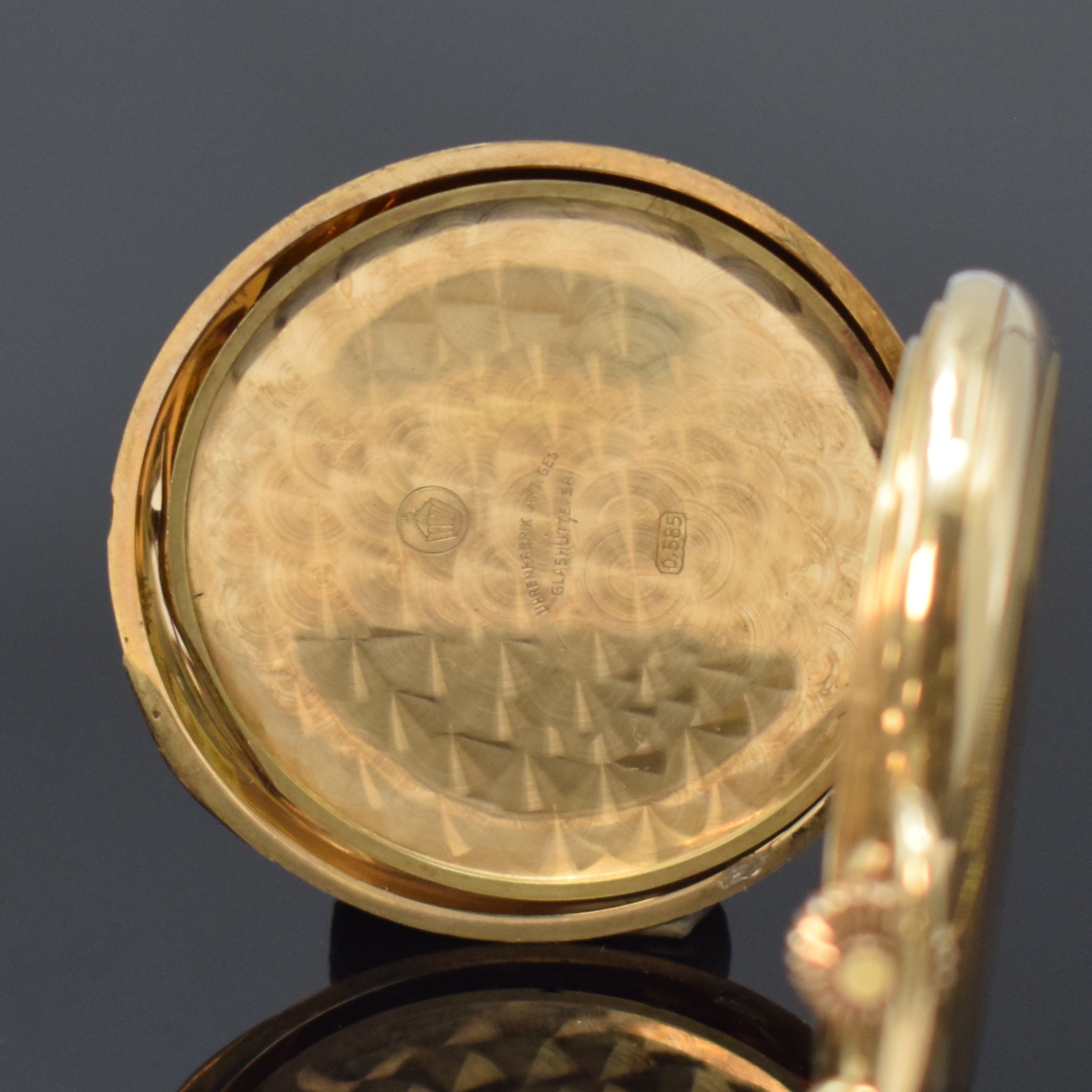 Detail f: TUTIMA Glashütte Herrensavonette mit Kette in GG 585/000, Deutschland um 1930, geometrisch guill. 3-Deckel Goldgeh., Sprungdeckel m. grav. ...