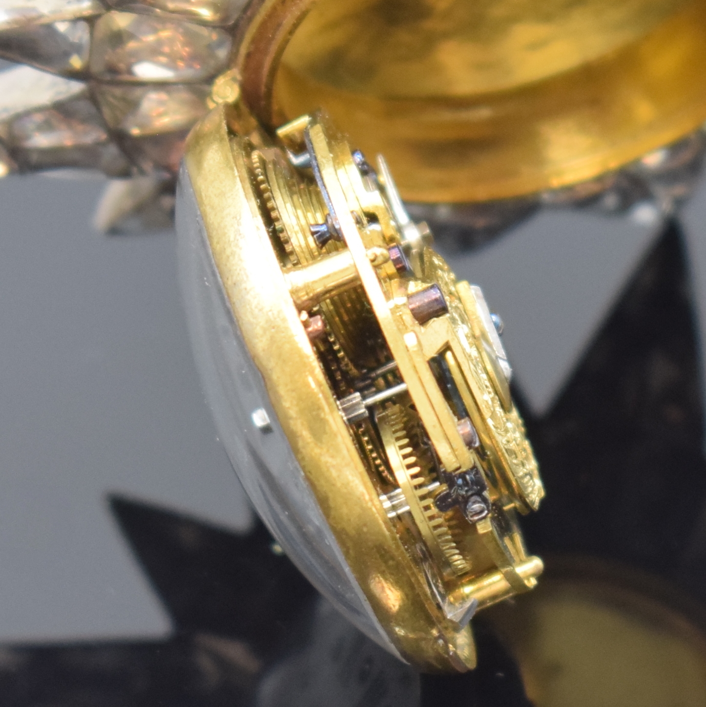 Detail e: MEYER A PARIS prächtige Brosche in vergoldetem Silber mit eingebauter Spindeluhr, Frankreich/Böhmen um 1780, Sternförmige Brosche m. ...