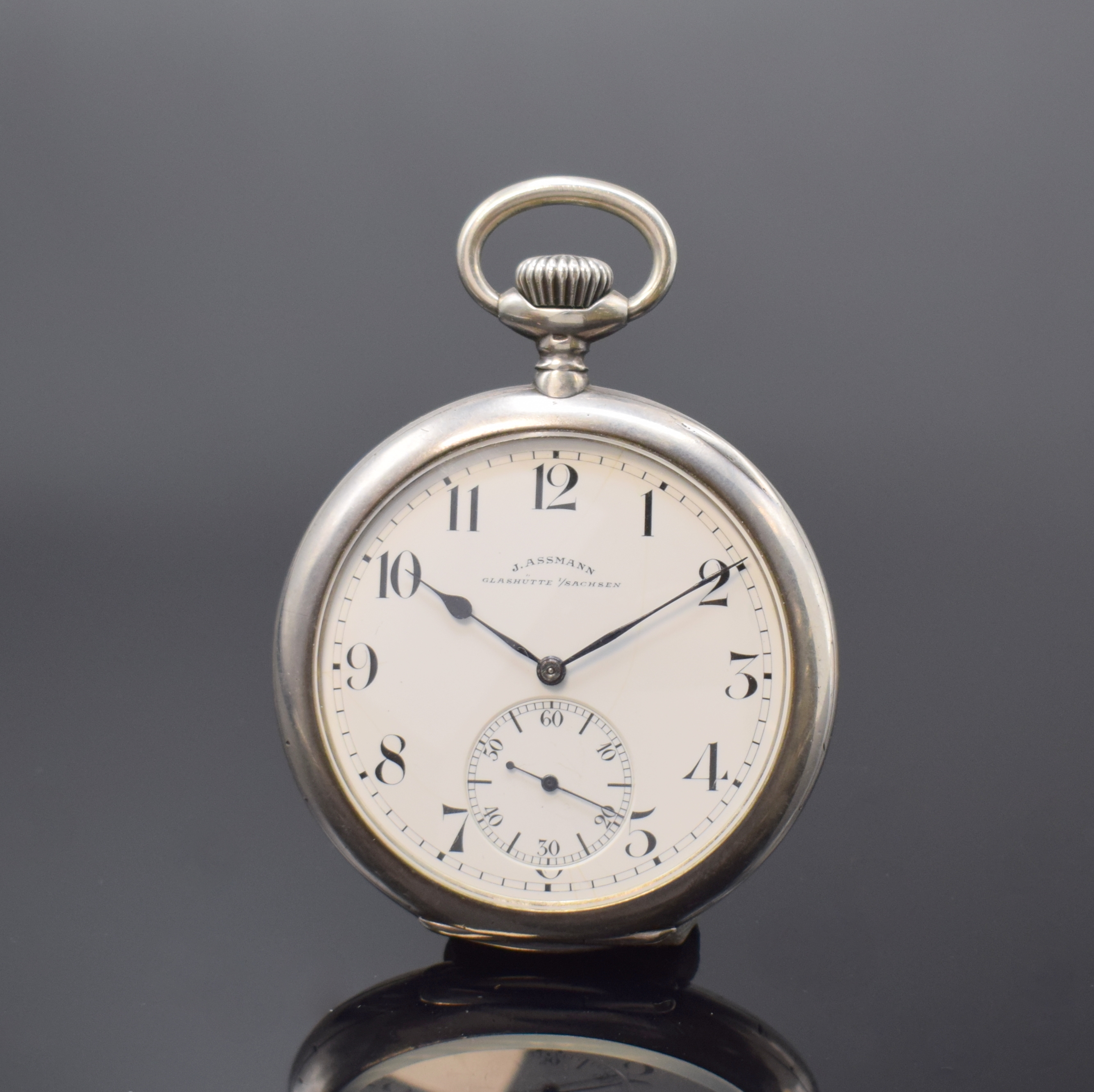J. ASSMANN große offene Silbertaschenuhr, Deutschland um 1920, glattes Geh. dell., 2- tlg. Emailzifferbl. riss., arab. Zahlen, gebl. Birnenzeiger, ...
