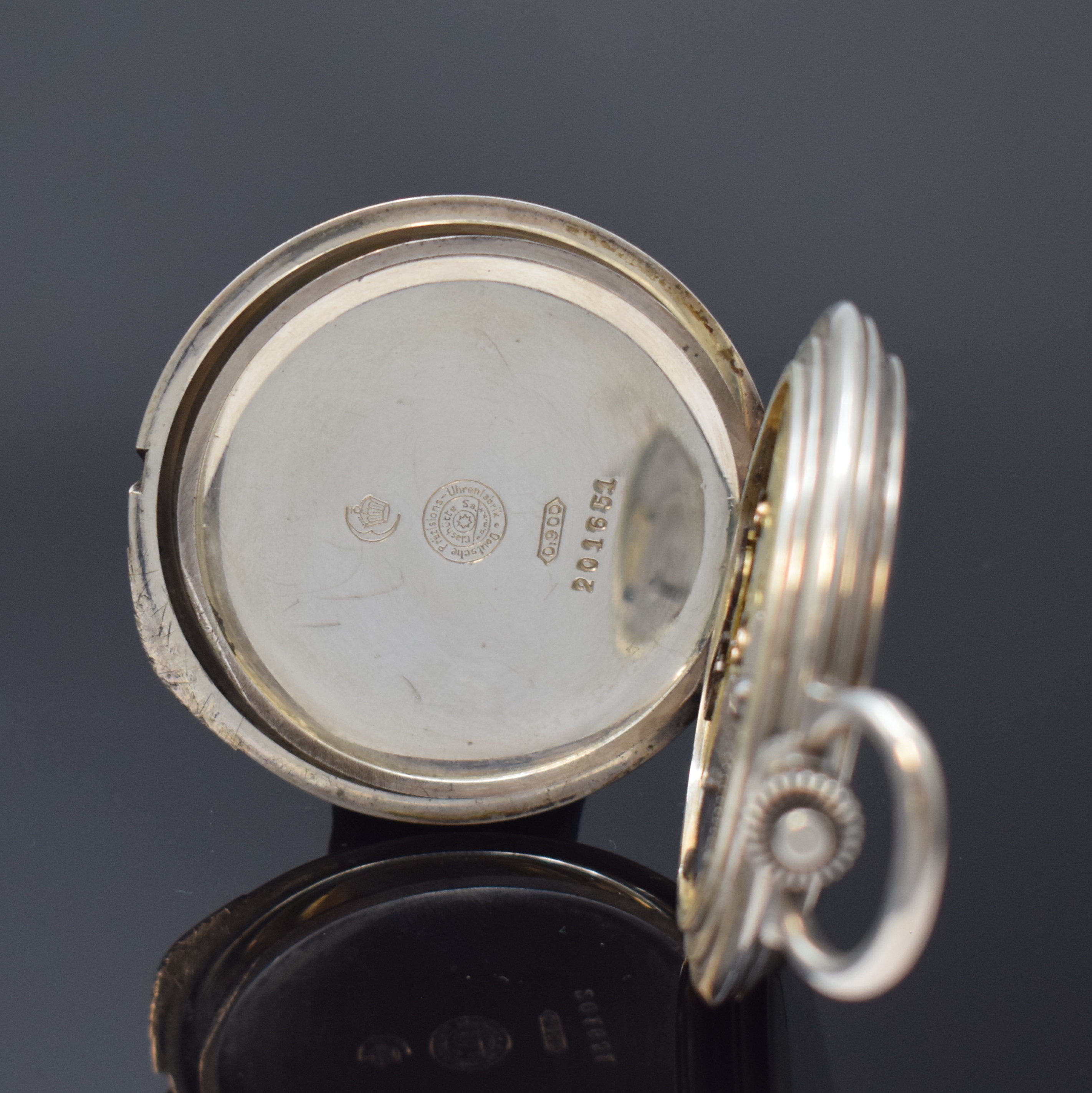 Detail e: DEUTSCHE PRÄZISIONSUHR Original Glashütte große Louis-XVI Savonette in Silber, Deutschland um 1920, glattes Geh. dell., Goldscharniere, ...