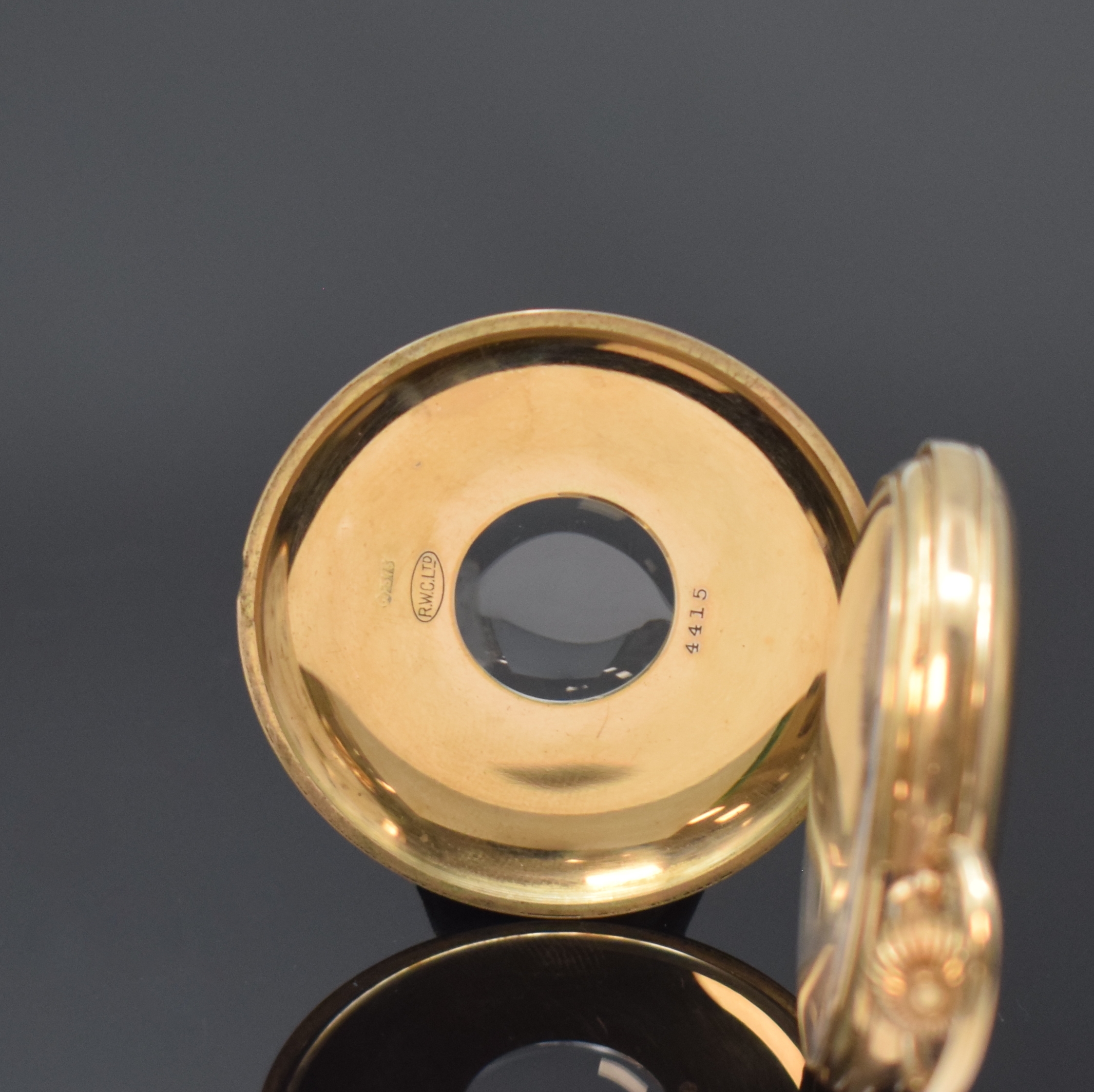 Detail a: ROLEX Halbsavonette in RG 375/000, Schweiz um 1925, glattes 2-Deckel Goldgeh., Metallcuvette m. Widmungsgrav., Emailzifferbl. riss., arab. Zahlen, ...