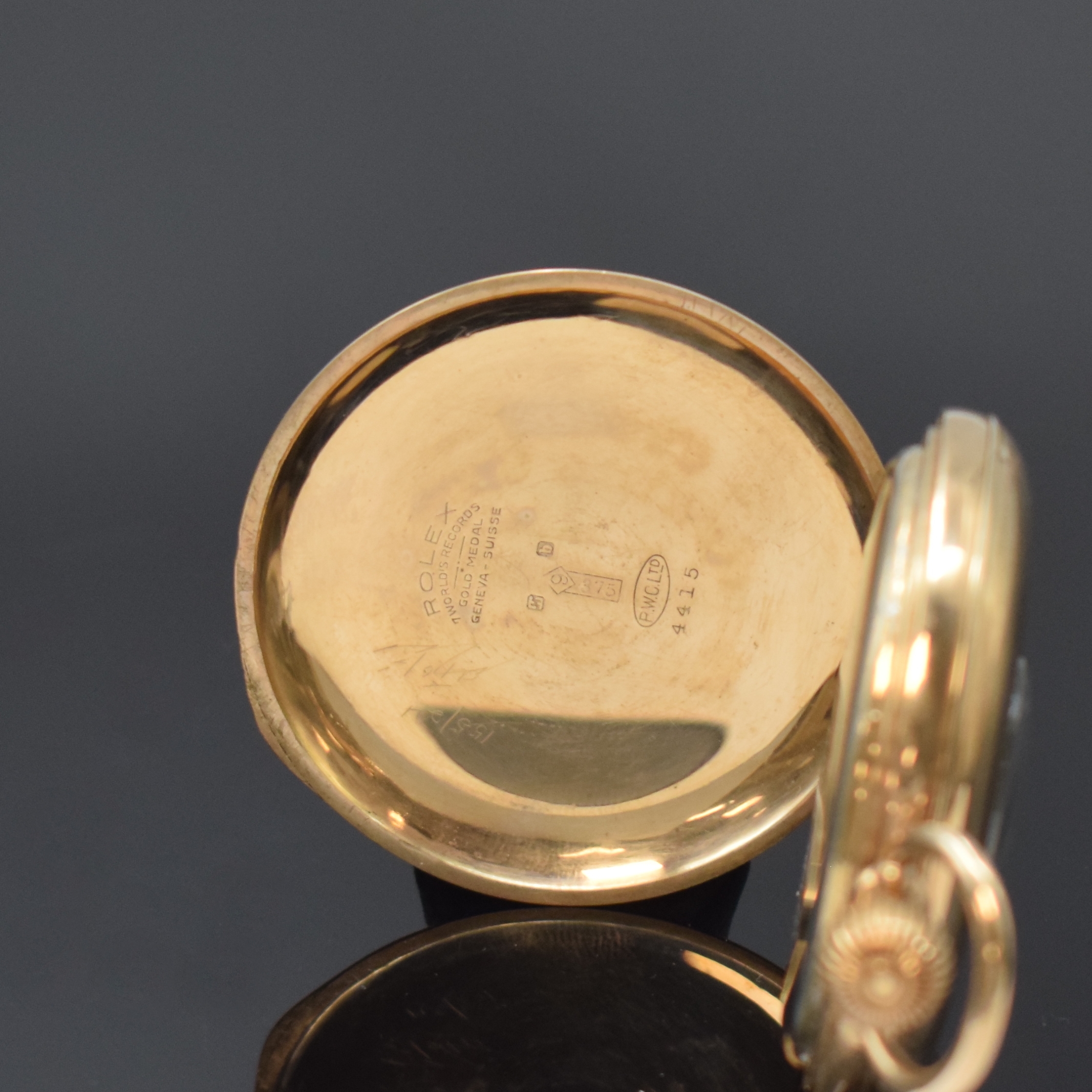 Detail d: ROLEX Halbsavonette in RG 375/000, Schweiz um 1925, glattes 2-Deckel Goldgeh., Metallcuvette m. Widmungsgrav., Emailzifferbl. riss., arab. Zahlen, ...