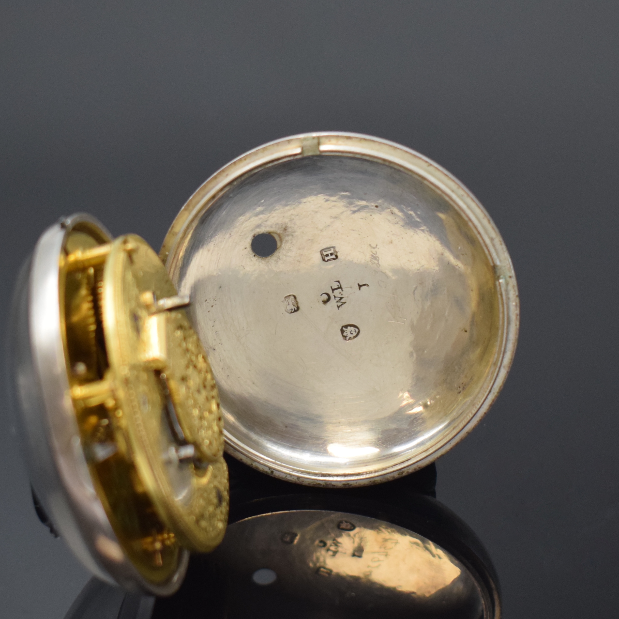 Detail d: WILIAM HUGGIN Spindeltaschenuhr mit polychrom bemaltem Emailzifferblatt in Silber, London Hallmark 1803, glatte Sterlingsilber-Geh., Übergeh. m. ...