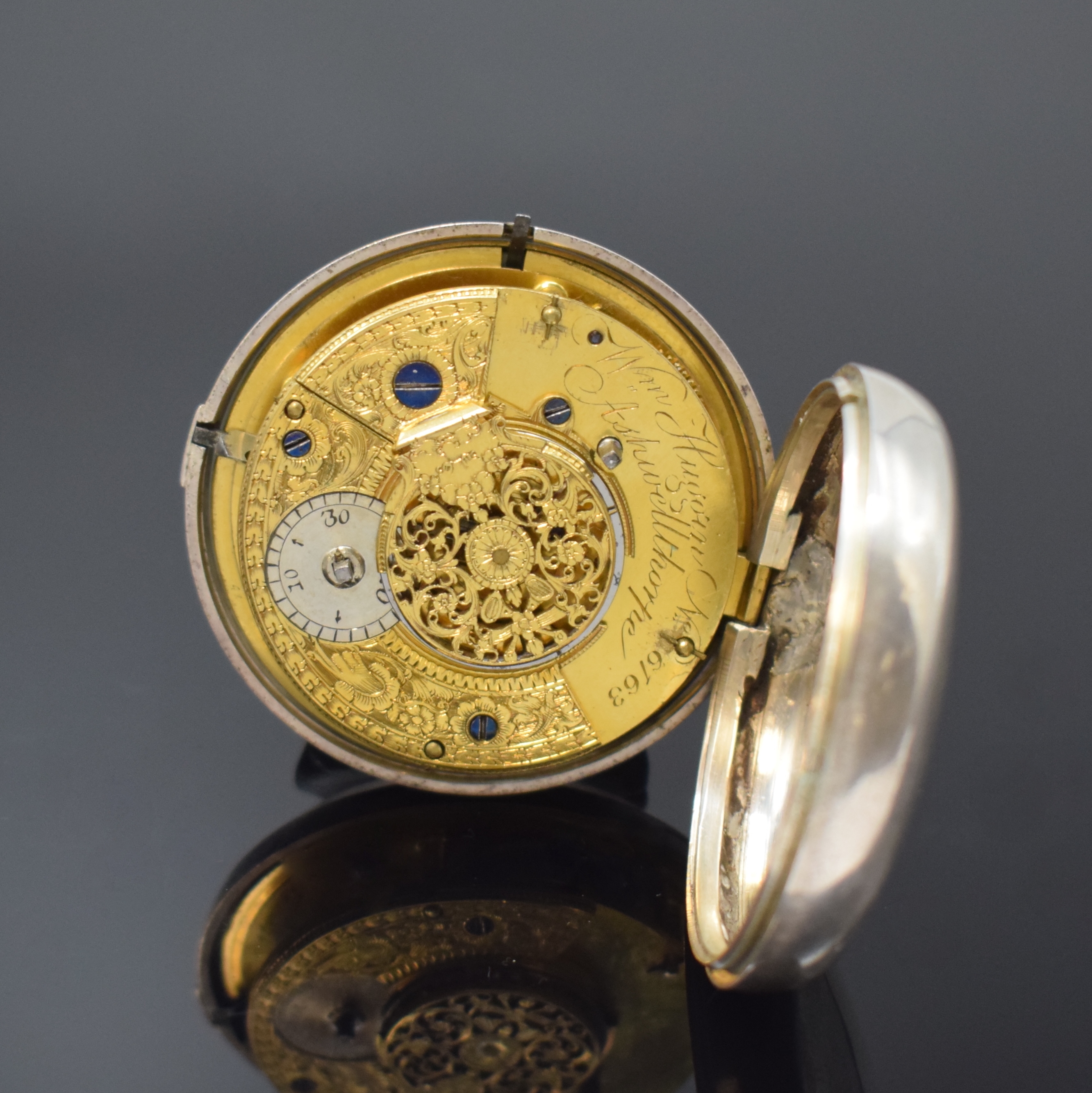 Detail e: WILIAM HUGGIN Spindeltaschenuhr mit polychrom bemaltem Emailzifferblatt in Silber, London Hallmark 1803, glatte Sterlingsilber-Geh., Übergeh. m. ...