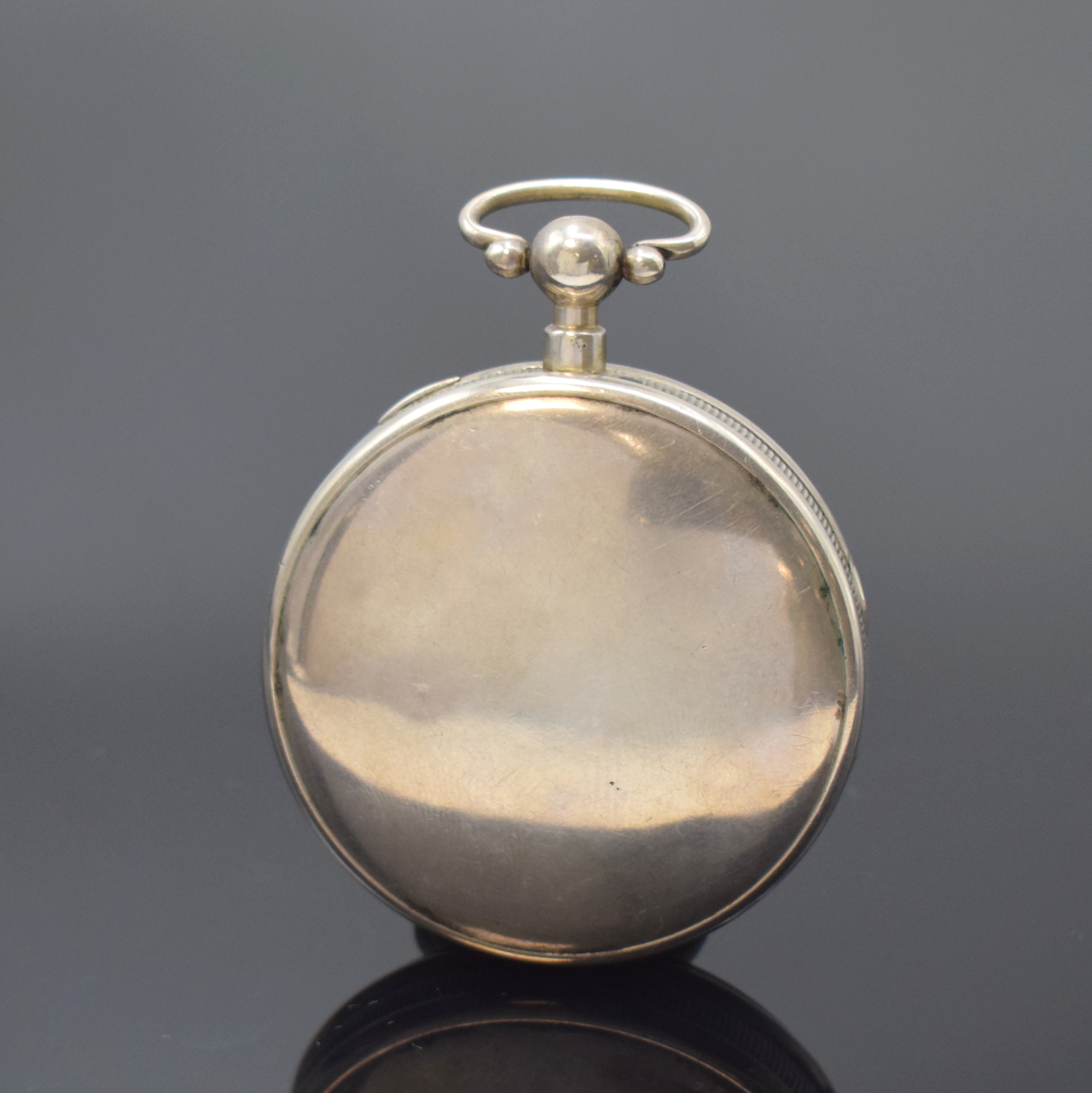 Detail a: Spindeltaschenuhr mit Tag, Datum und sichtbarer Unruh in Silber, Frankreich/ Schweiz um 1820, glattes Geh. dell., gerippter Rand, polychrom bemaltes ...