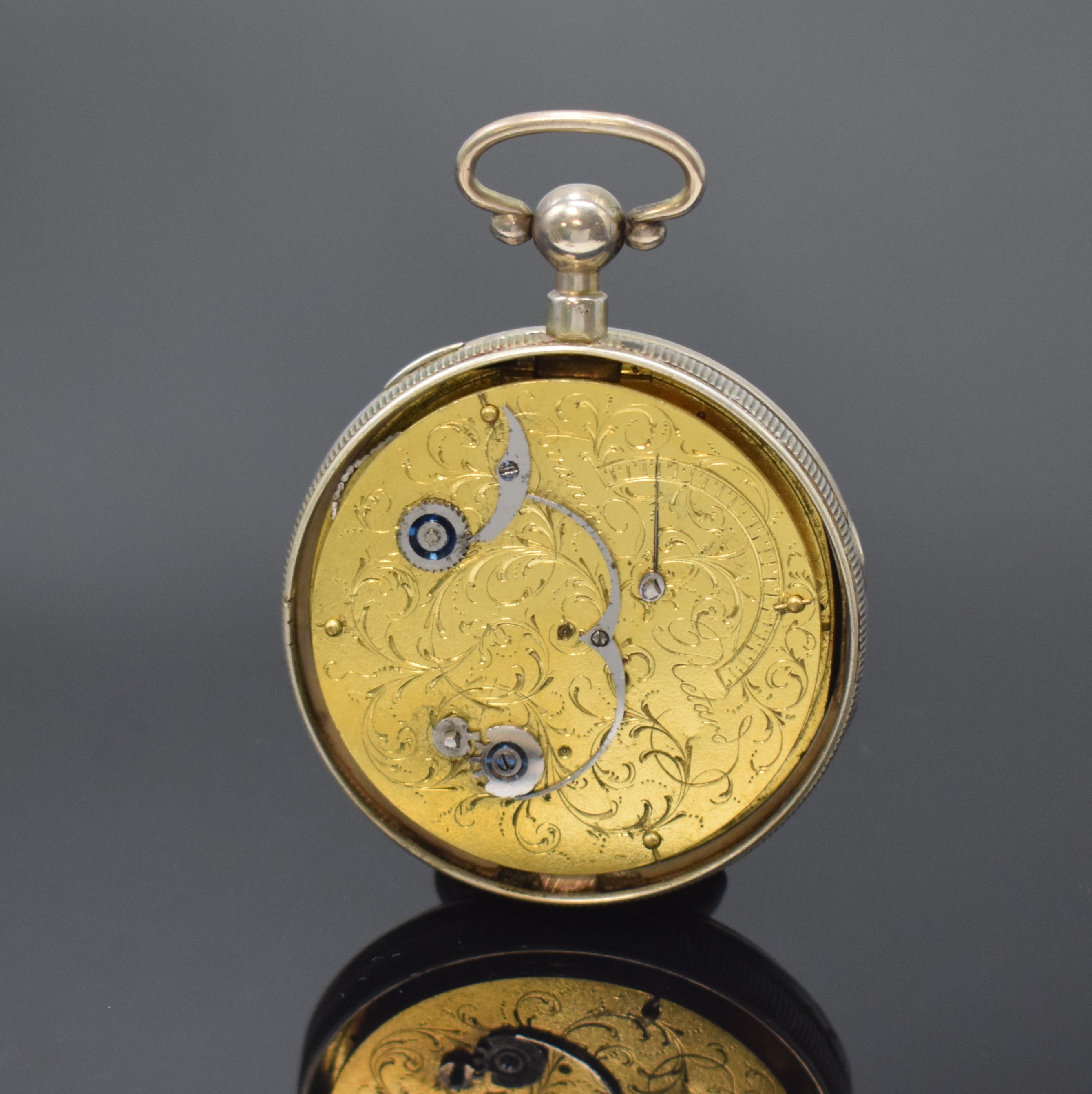 Detail b: Spindeltaschenuhr mit Tag, Datum und sichtbarer Unruh in Silber, Frankreich/ Schweiz um 1820, glattes Geh. dell., gerippter Rand, polychrom bemaltes ...