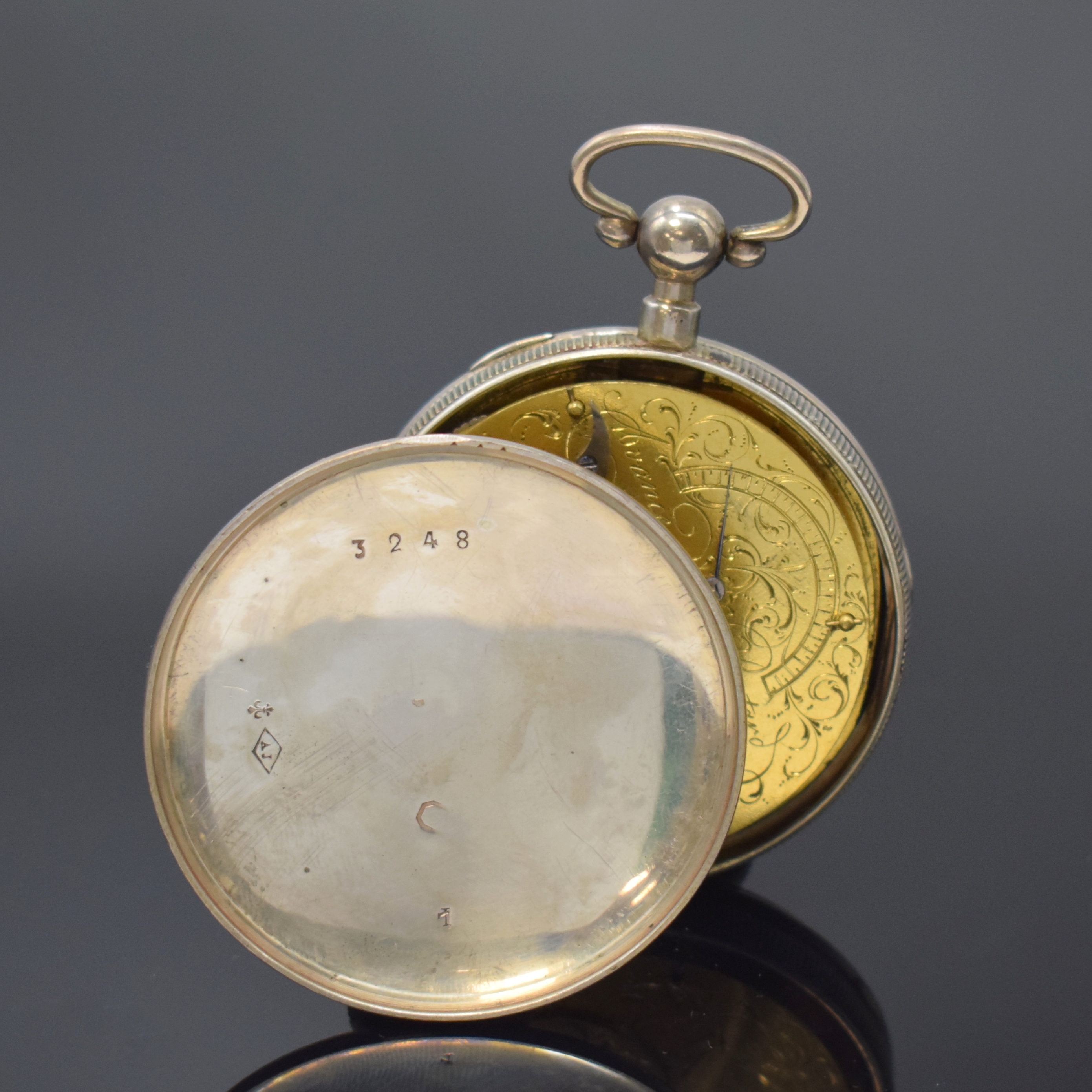 Detail c: Spindeltaschenuhr mit Tag, Datum und sichtbarer Unruh in Silber, Frankreich/ Schweiz um 1820, glattes Geh. dell., gerippter Rand, polychrom bemaltes ...