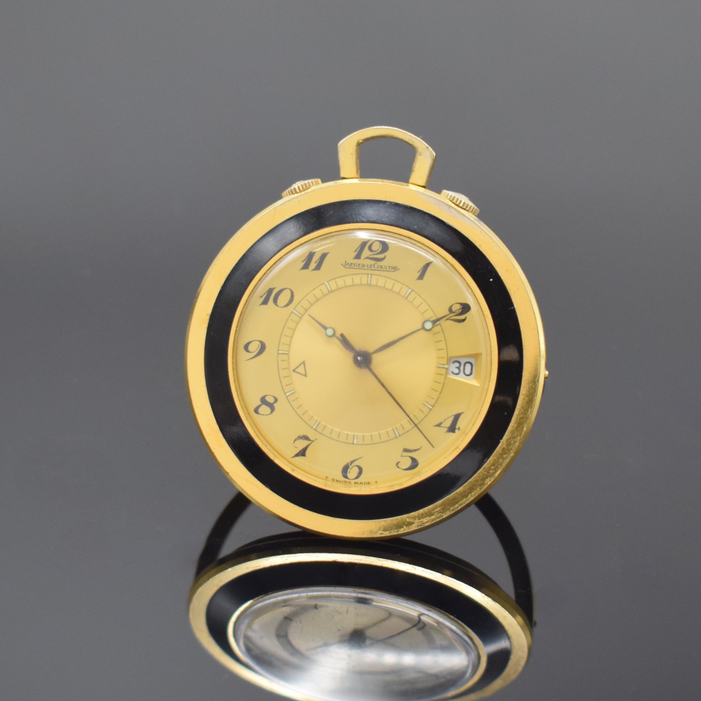 Jaeger-LeCoultre vergoldeter Taschenwecker Referenz 11003, Schweiz um 1965, Handaufzug, aufstellbares Geh., Boden aufgedr., orig. Kronen, gold. ...