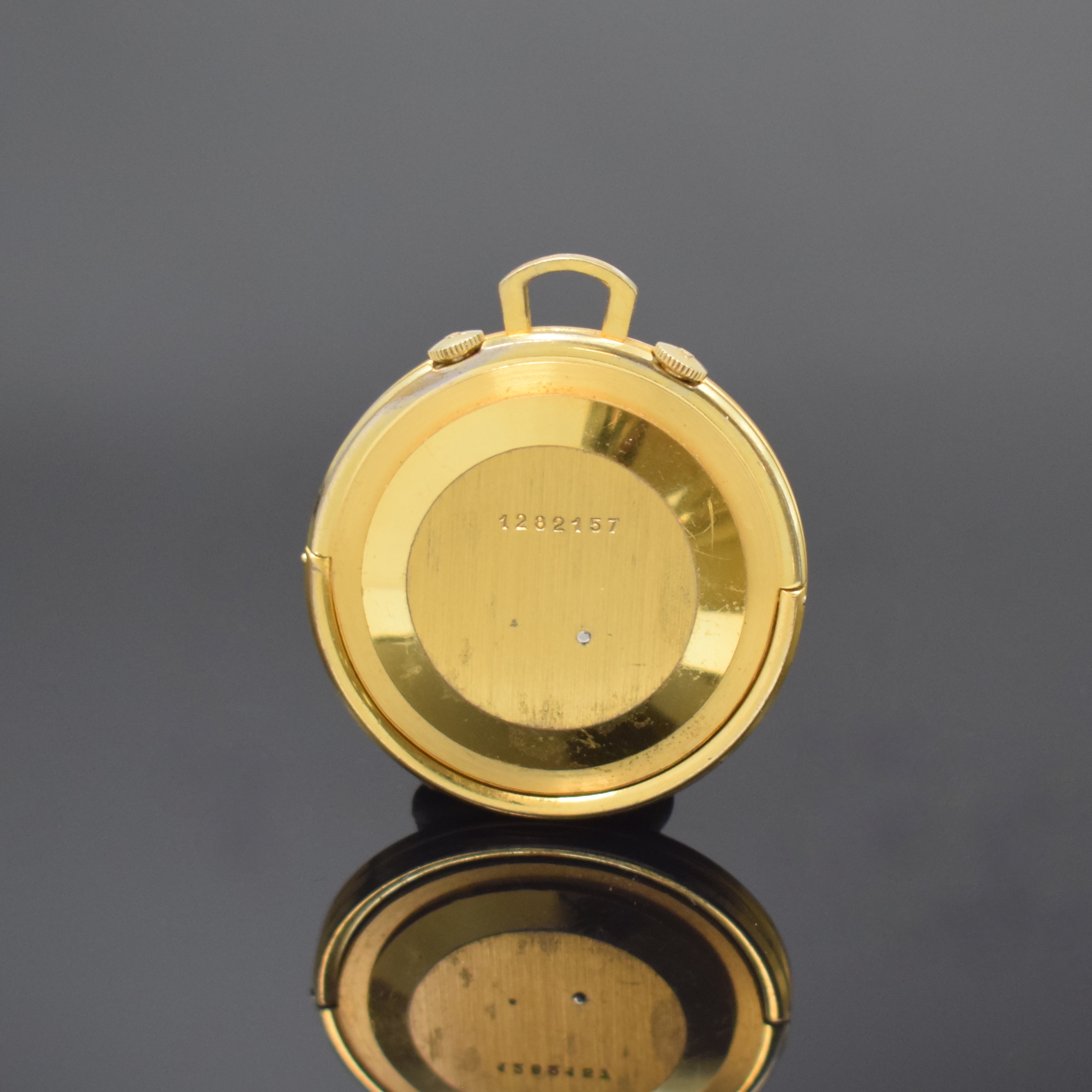 Detail b: Jaeger-LeCoultre vergoldeter Taschenwecker Referenz 11003, Schweiz um 1965, Handaufzug, aufstellbares Geh., Boden aufgedr., orig. Kronen, gold. ...