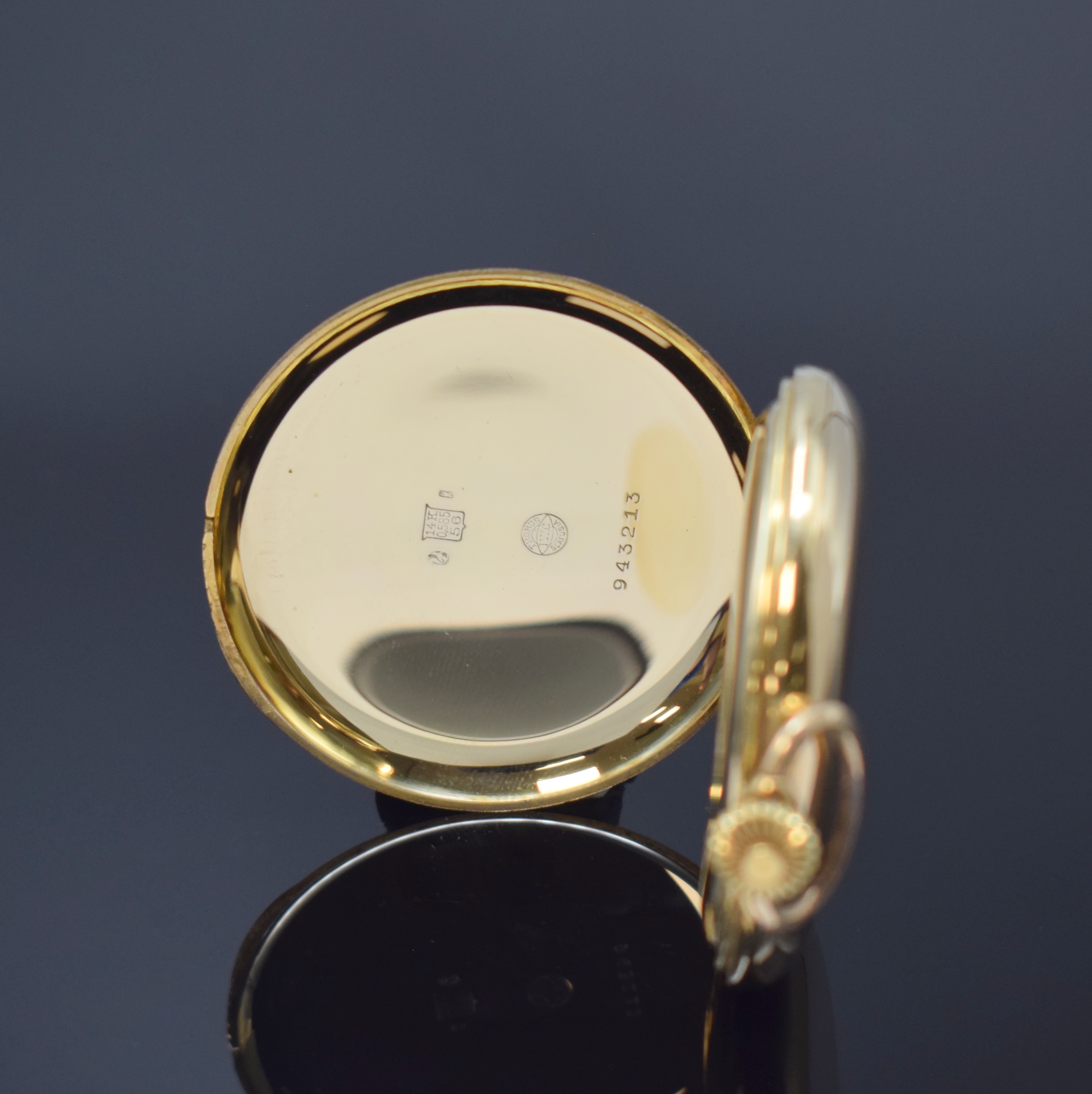 Detail c: IWC Herrensavonette in GG 585/000, Schweiz um 1926, glattes 3-Deckel Goldgeh., sign. Emailzifferbl., Breguetzahlen, gold. Breguetzeiger, kl. Sek. b. ...