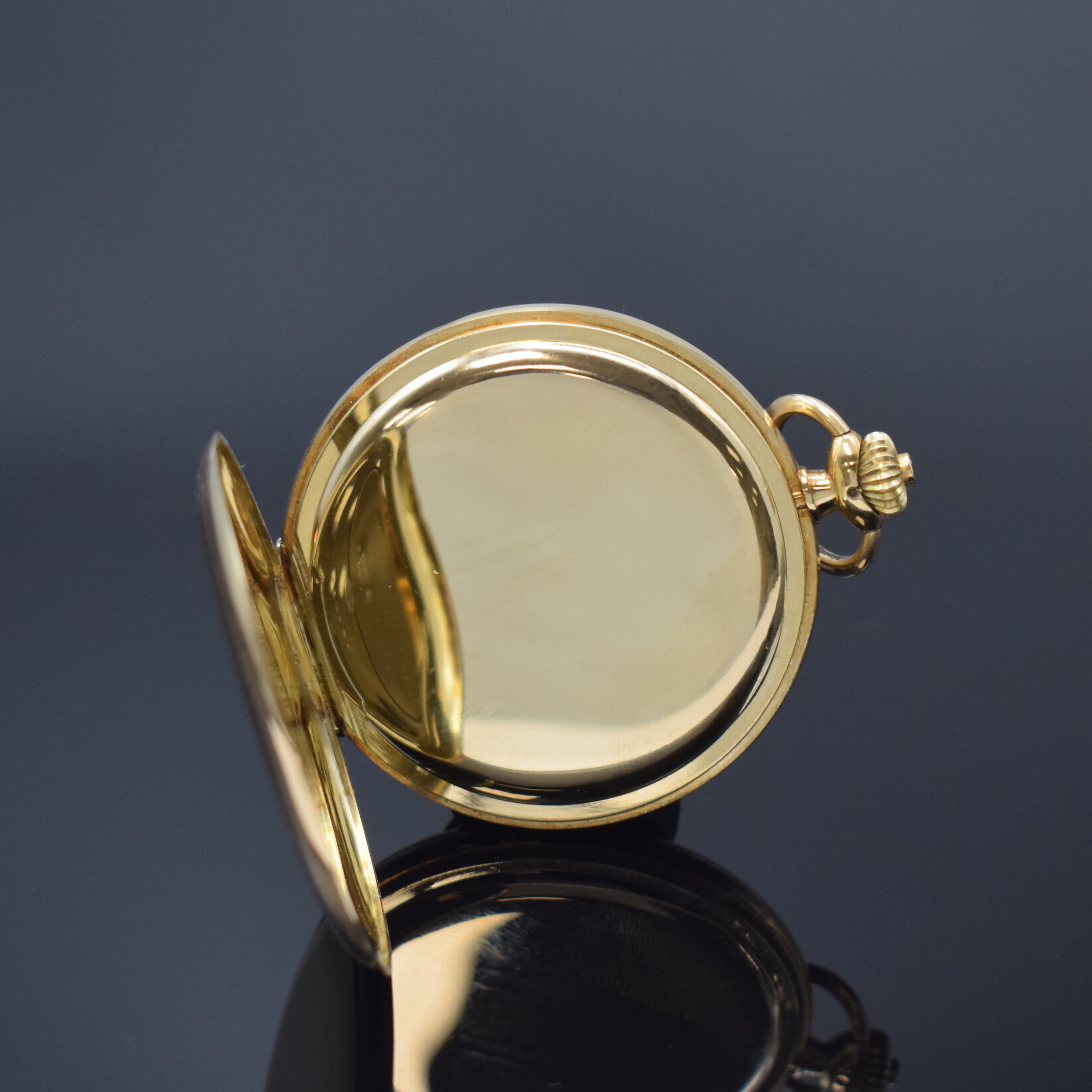 Detail d: IWC Herrensavonette in GG 585/000, Schweiz um 1926, glattes 3-Deckel Goldgeh., sign. Emailzifferbl., Breguetzahlen, gold. Breguetzeiger, kl. Sek. b. ...