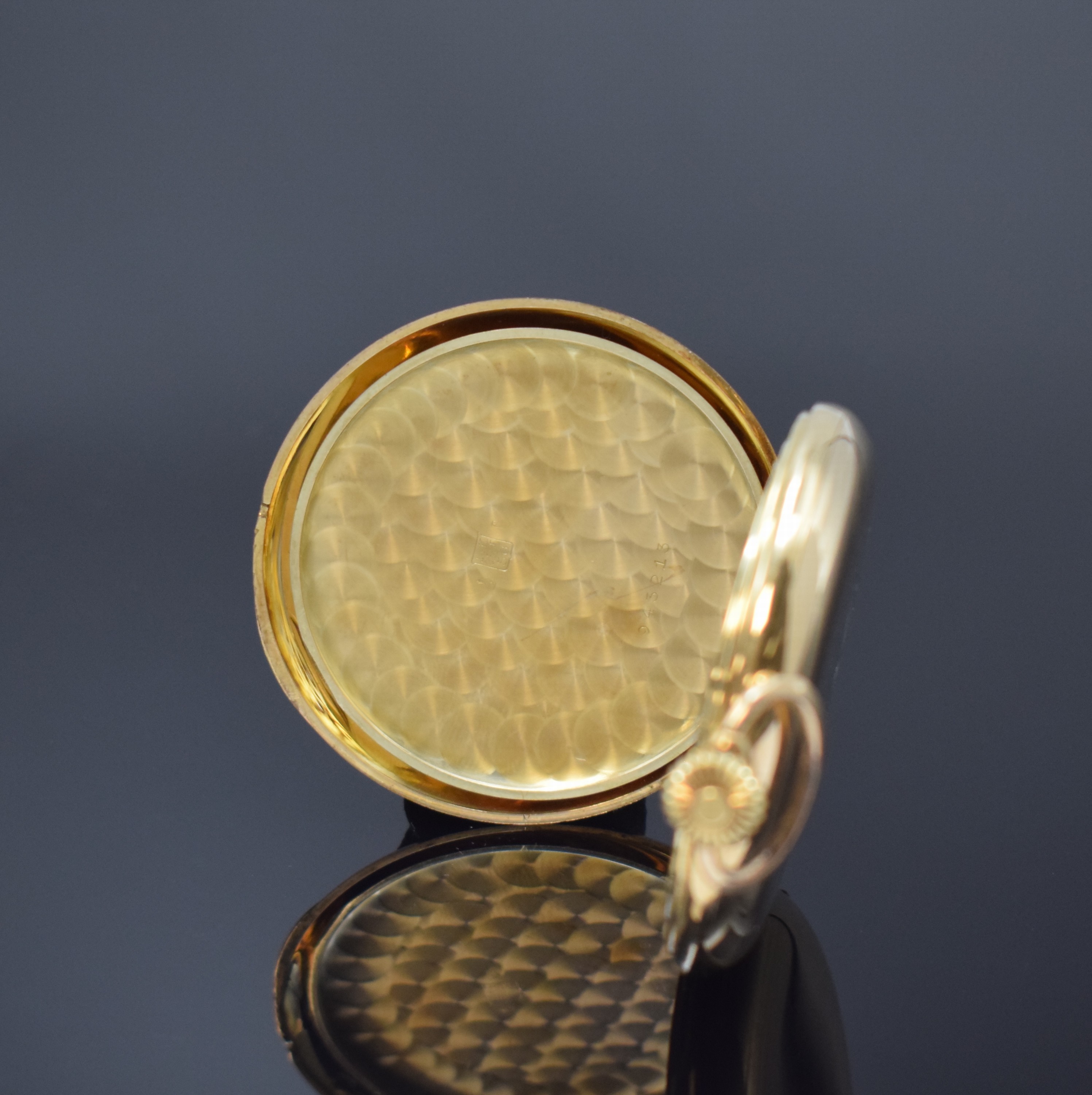 Detail e: IWC Herrensavonette in GG 585/000, Schweiz um 1926, glattes 3-Deckel Goldgeh., sign. Emailzifferbl., Breguetzahlen, gold. Breguetzeiger, kl. Sek. b. ...