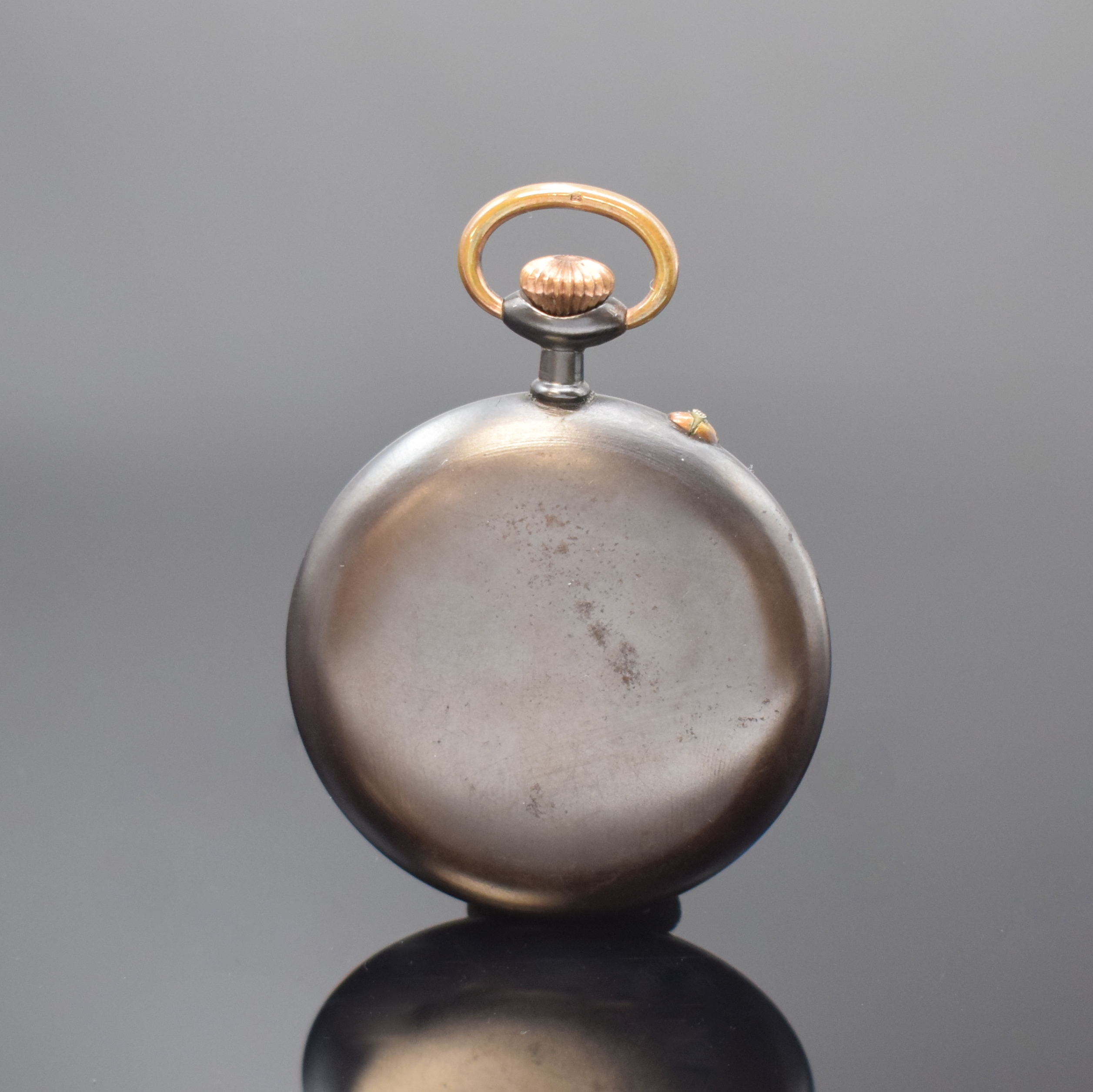 Detail a: Offene Eisentaschenuhr mit dezentraler Zeitanzeige, um 1900, Monocogue-Geh., Glasrand aufgedr., Zifferblatt mit Flieger- Szenerie bemalt, dezentrale ...