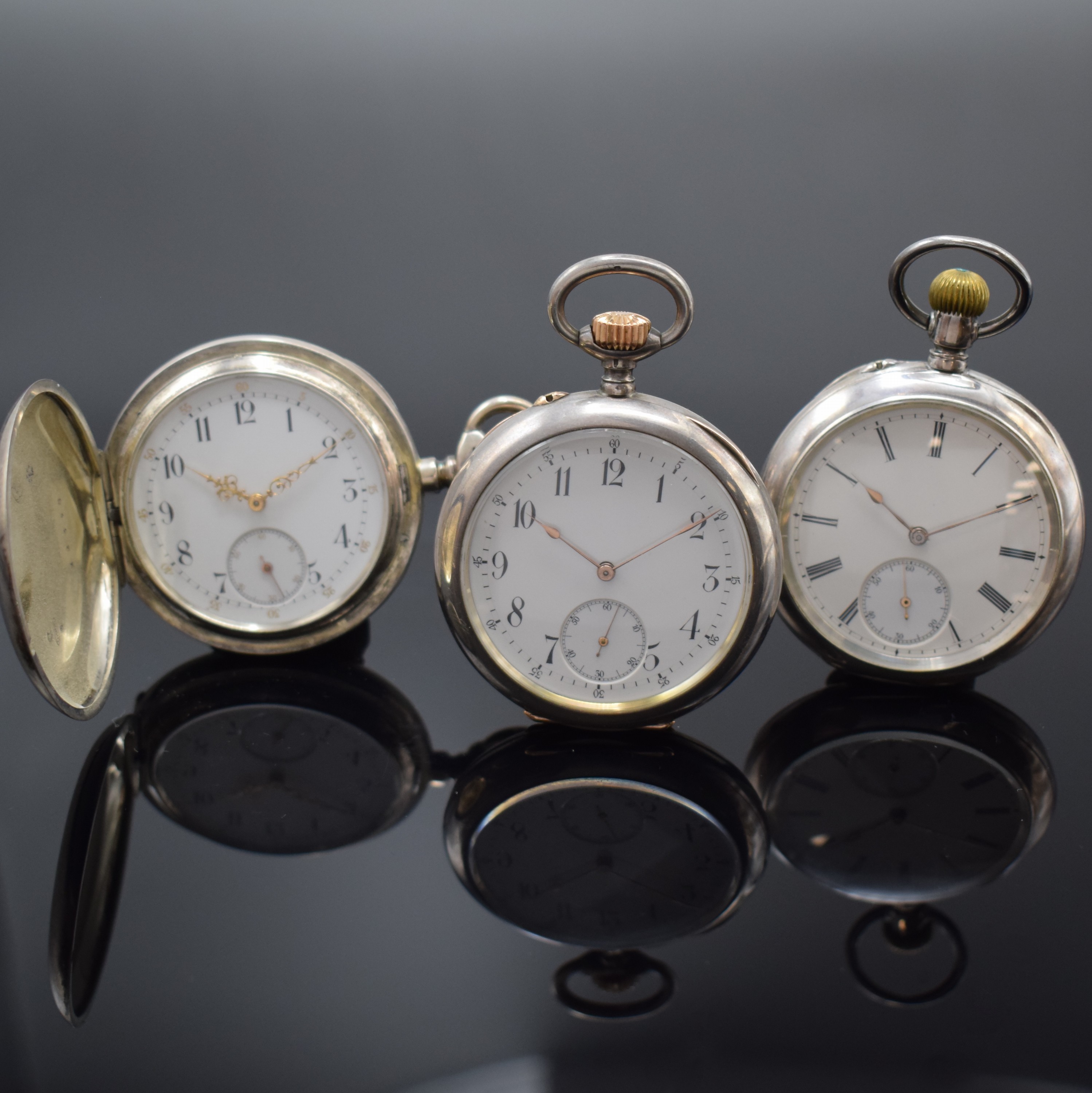 3 Silbertaschenuhren 2 x offen, 1 x Savonette, Schweiz um 1910, davon 2 x Union Glocke, alle mit glatten 900er Silbergehäusen, Emailzifferbl. teilw. ...