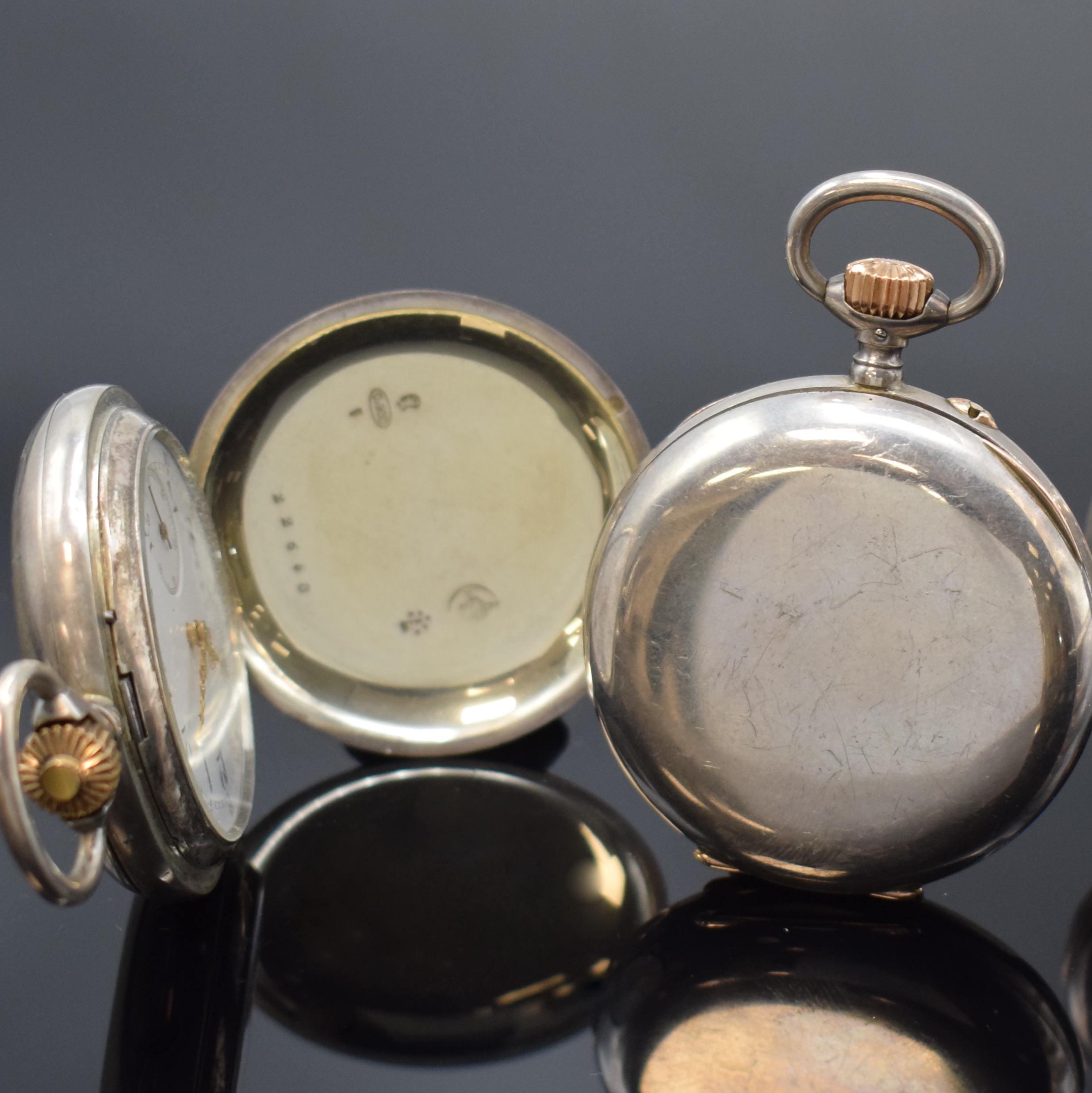 Detail c: 3 Silbertaschenuhren 2 x offen, 1 x Savonette, Schweiz um 1910, davon 2 x Union Glocke, alle mit glatten 900er Silbergehäusen, Emailzifferbl. teilw. ...