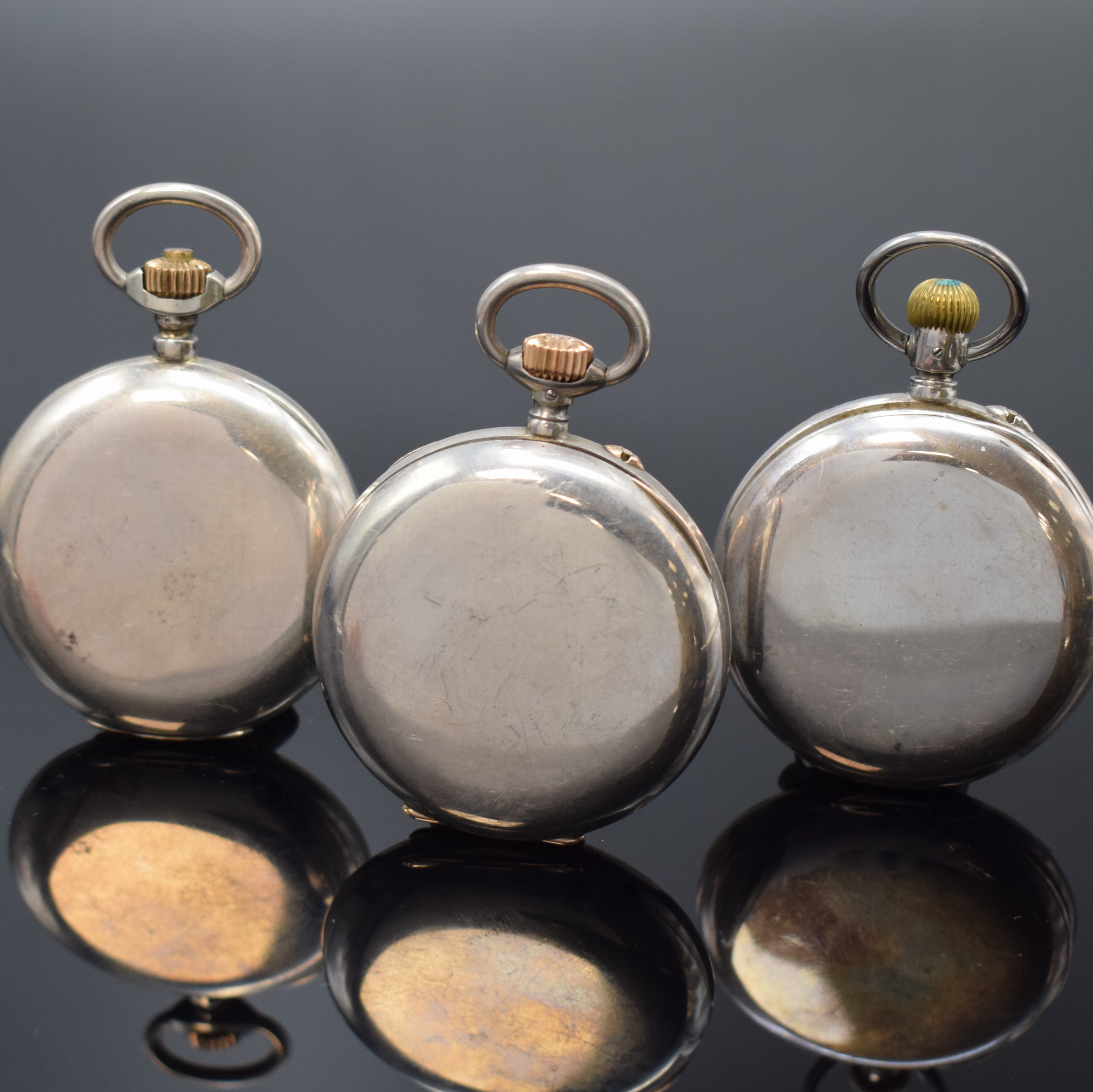 Detail e: 3 Silbertaschenuhren 2 x offen, 1 x Savonette, Schweiz um 1910, davon 2 x Union Glocke, alle mit glatten 900er Silbergehäusen, Emailzifferbl. teilw. ...