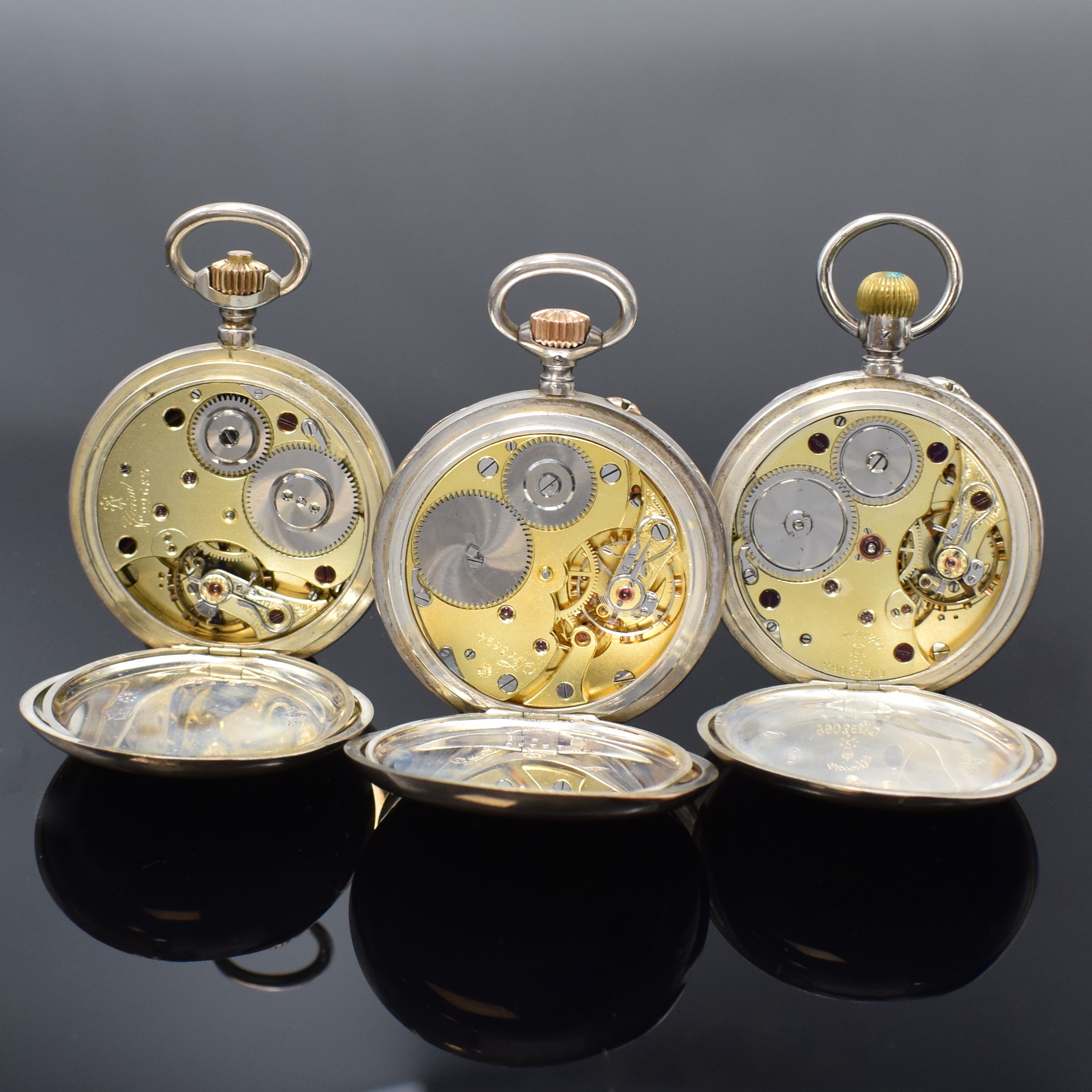 Detail h: 3 Silbertaschenuhren 2 x offen, 1 x Savonette, Schweiz um 1910, davon 2 x Union Glocke, alle mit glatten 900er Silbergehäusen, Emailzifferbl. teilw. ...