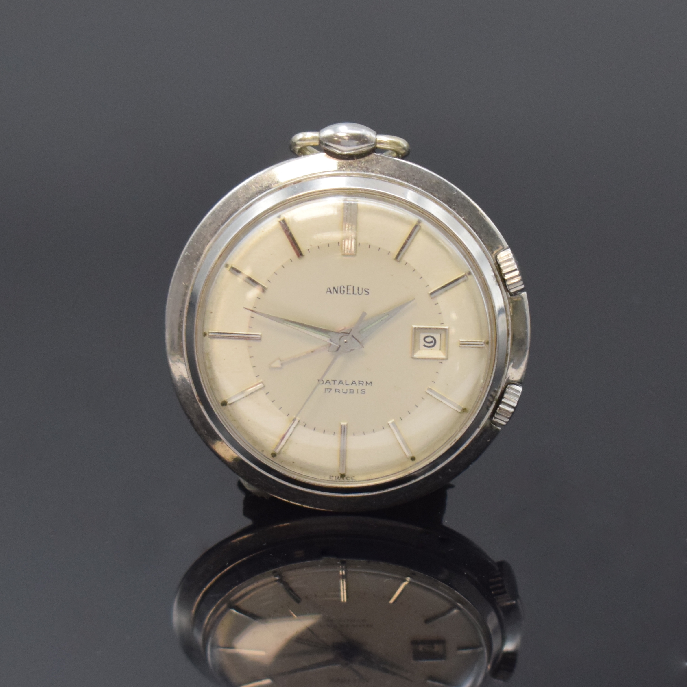 ANGELUS Taschenwecker Datalarm, Schweiz um 1964, Handaufzug, Edelstahl, aufstellbar, Datum bei 3, 17 St., Geh- und Weckwerk getr. Antrieb, ...