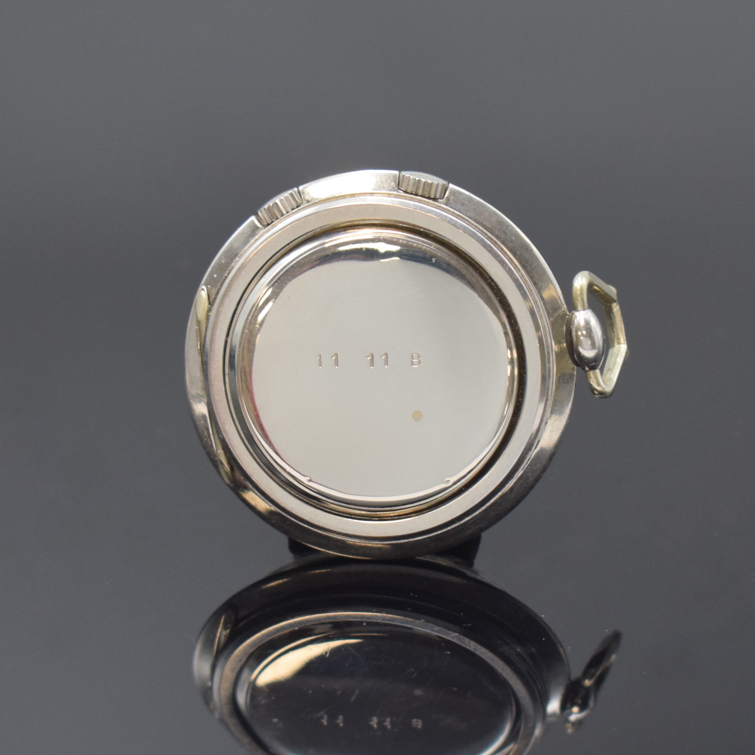 Detail c: ANGELUS Taschenwecker Datalarm, Schweiz um 1964, Handaufzug, Edelstahl, aufstellbar, Datum bei 3, 17 St., Geh- und Weckwerk getr. Antrieb, ...