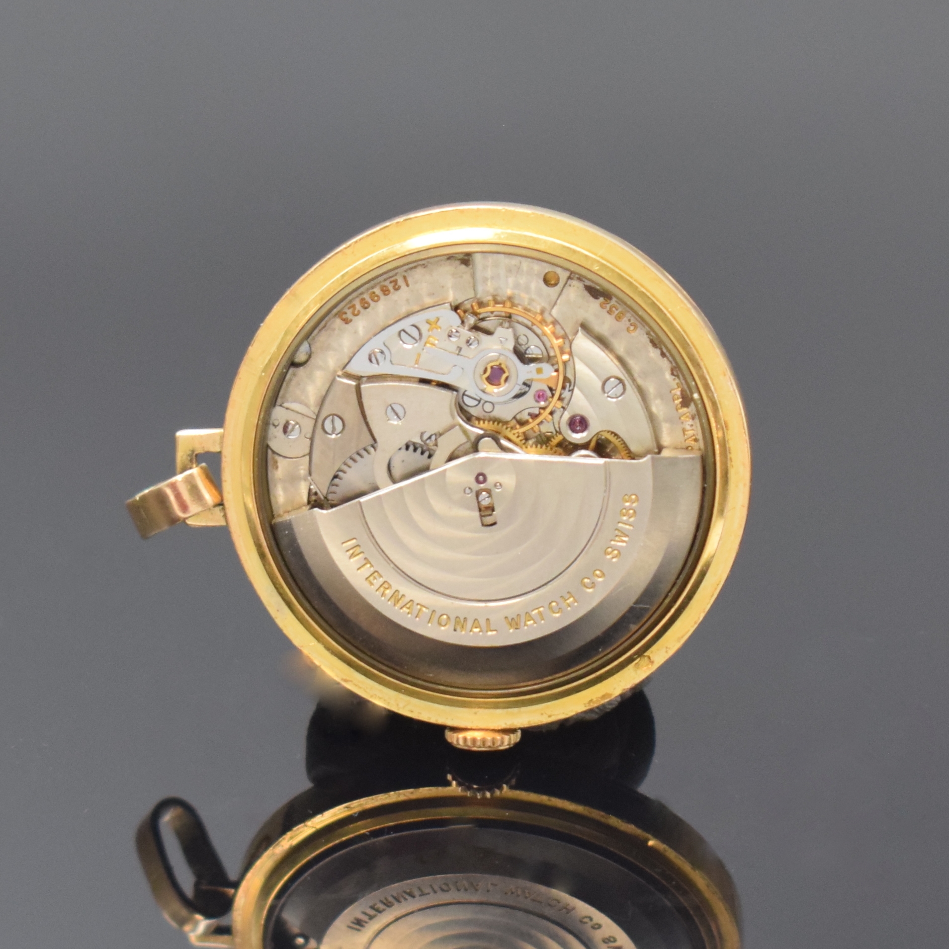Detail d: IWC Uhrwerk Kaliber 852 zur Anhängeuhr im neutralen RG 750/000 Gehäuse umgearbeitet, Werk Schweiz um 1953, Automatik, 3-teil. Geh. l. dell., Boden ...