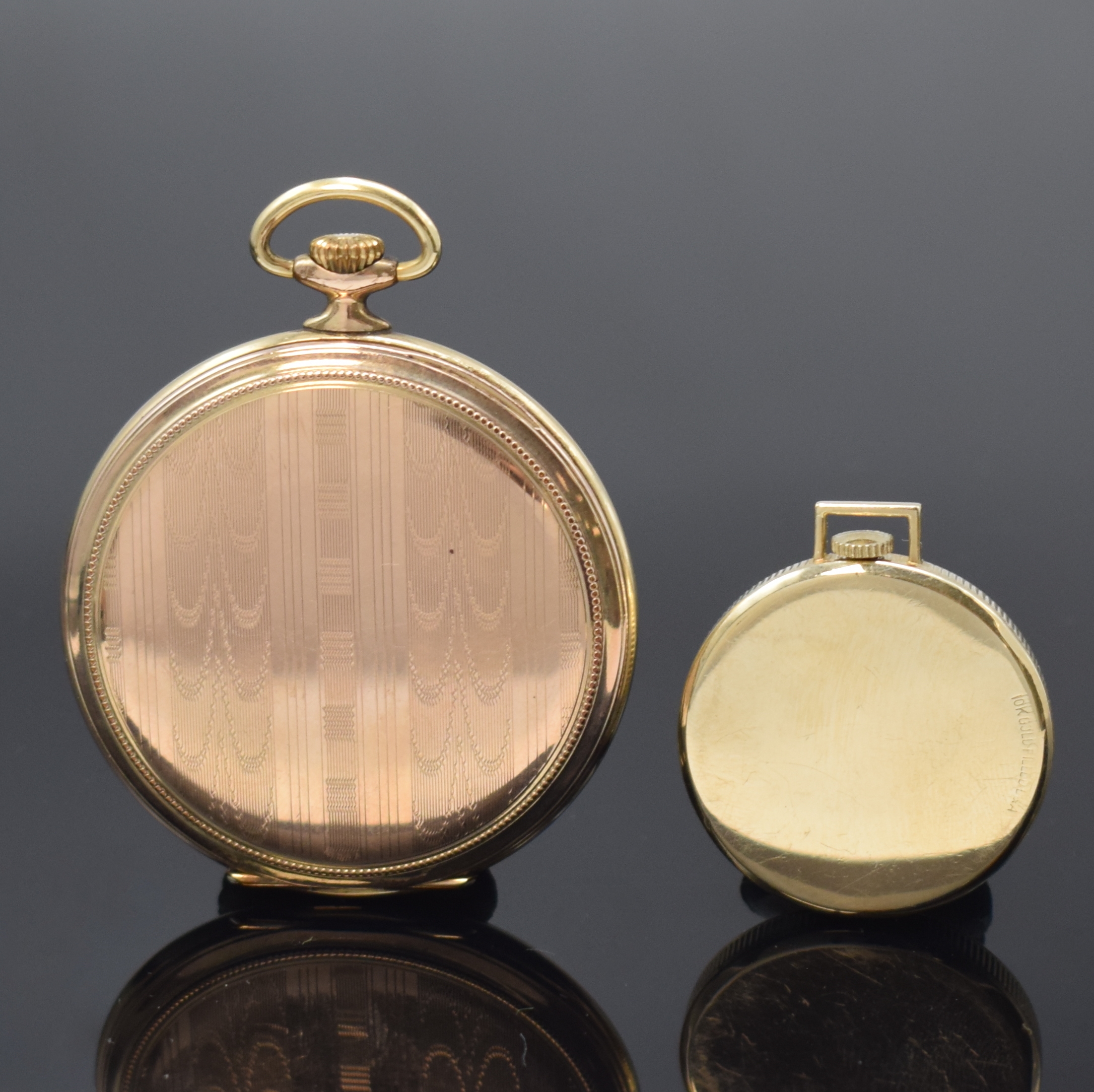 Detail a: Set bestehend aus LeCoultre vergoldete Anhängeuhr und CYMA vergoldete offene Herrentaschenuhr, LeCoultre Schweiz / USA um 1955, geprägte ...