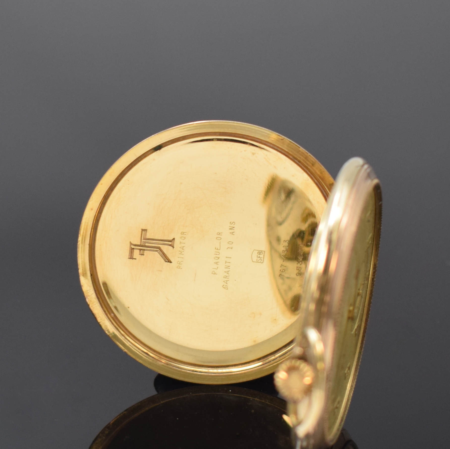 Detail b: Set bestehend aus LeCoultre vergoldete Anhängeuhr und CYMA vergoldete offene Herrentaschenuhr, LeCoultre Schweiz / USA um 1955, geprägte ...